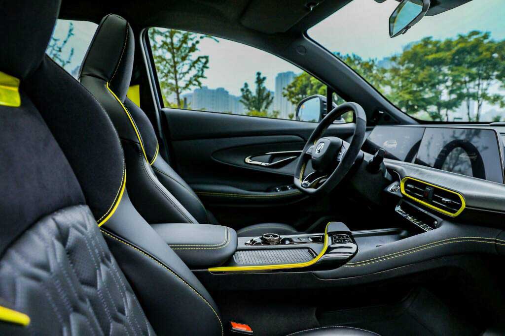 Автосалон: Changan UNI-T