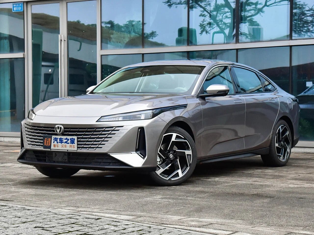 Автосалон: Changan Lamore