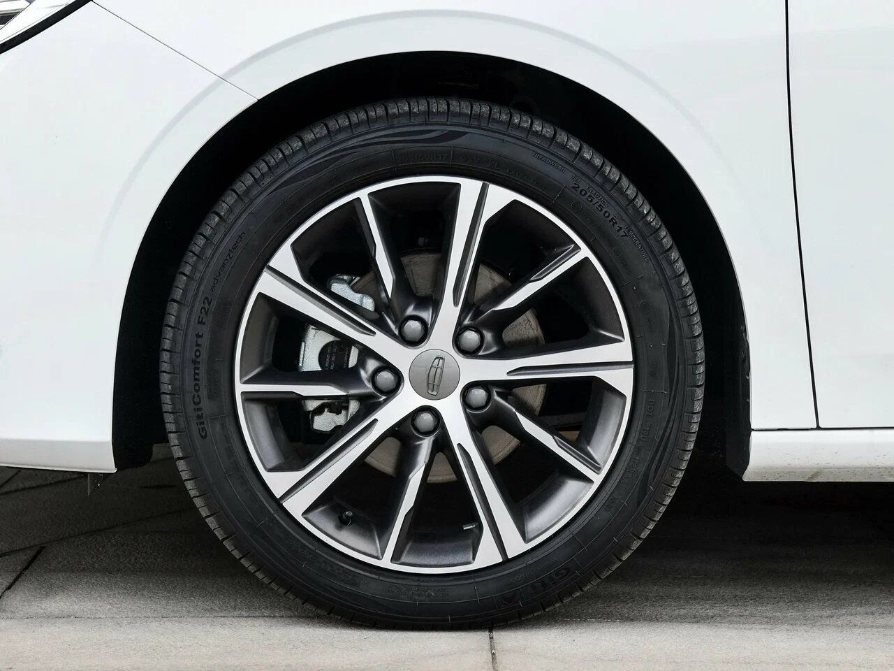 Автосалон: Geely Emgrand