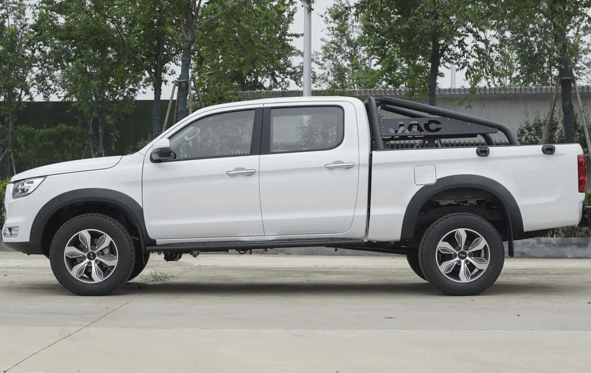 Автосалон: Jac T8