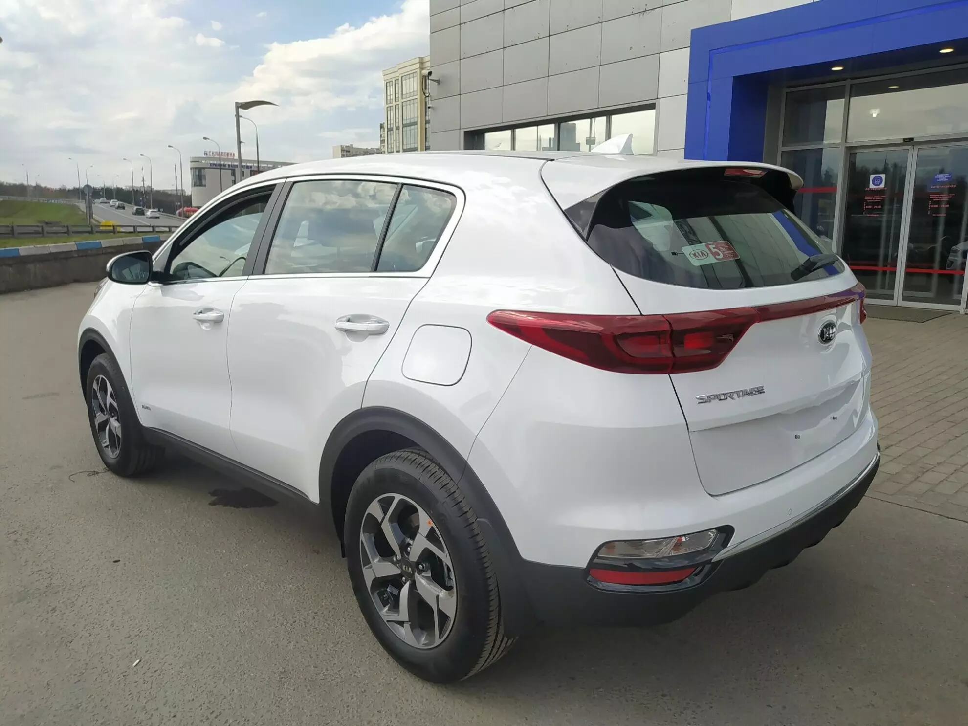 Автосалон: