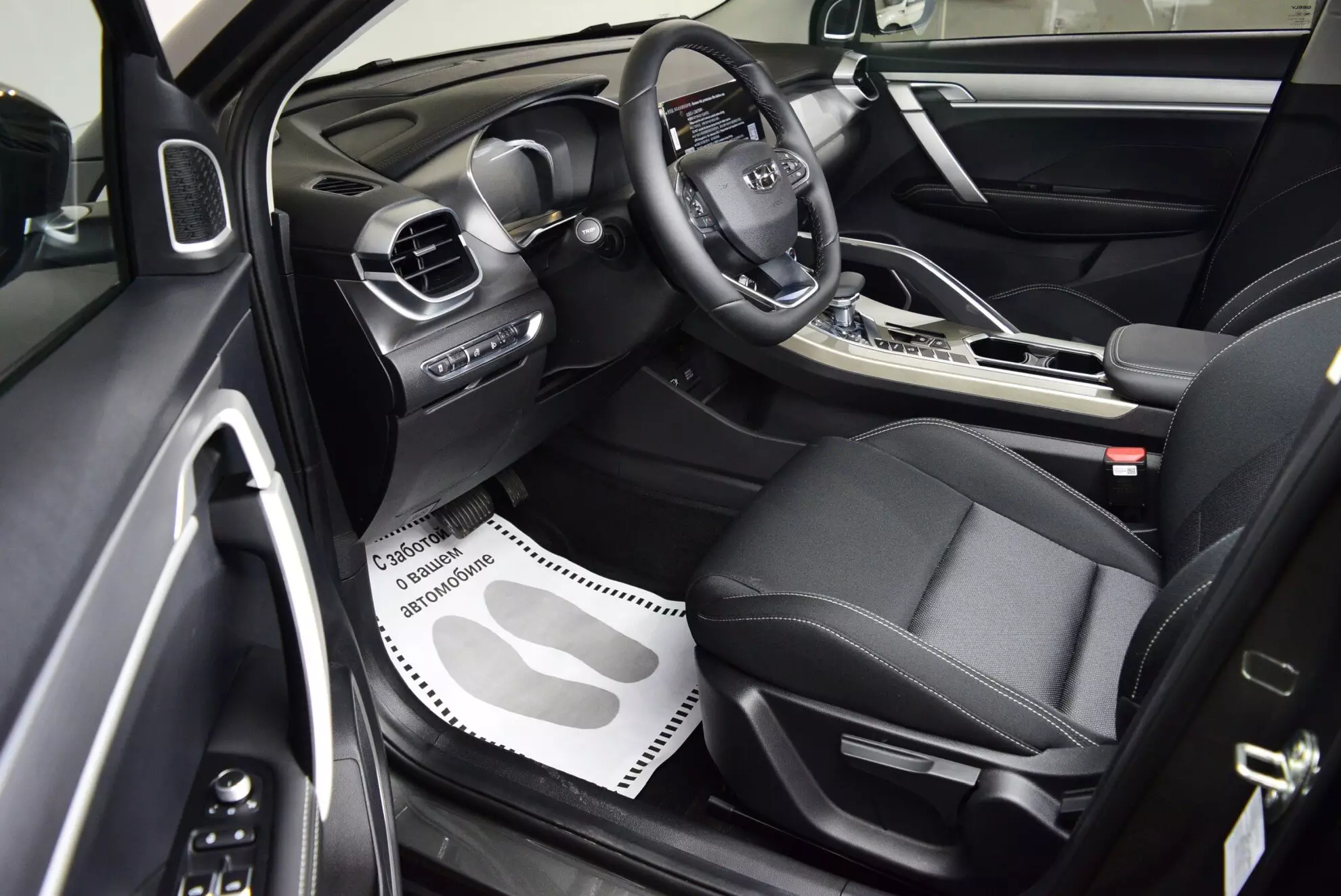 Автосалон: Geely Coolray
