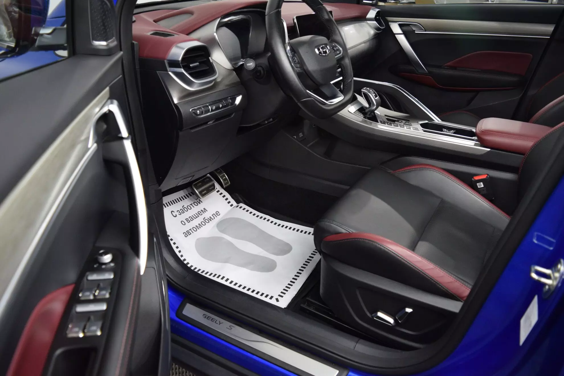 Автосалон: Geely Coolray