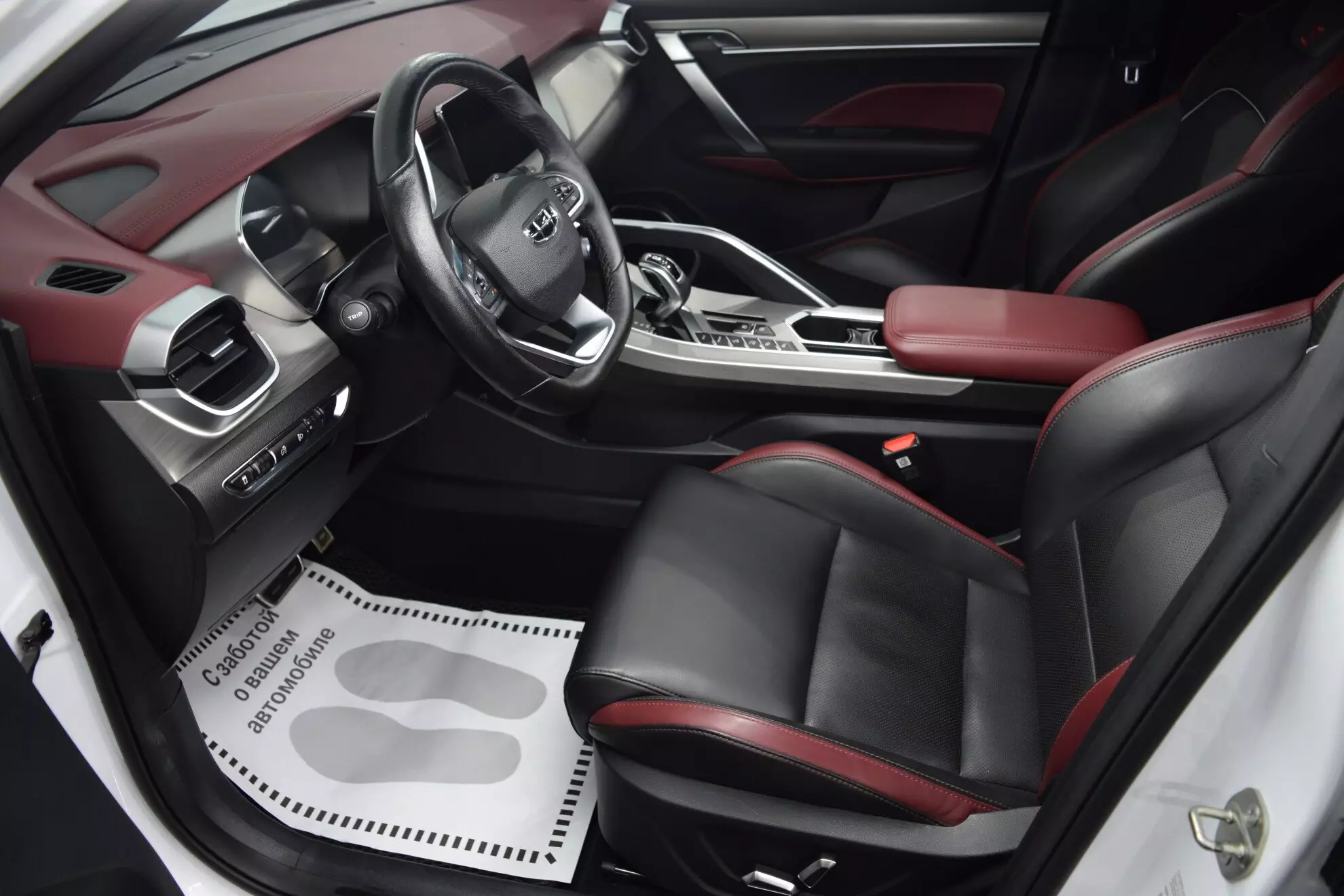 Автосалон: Geely Coolray