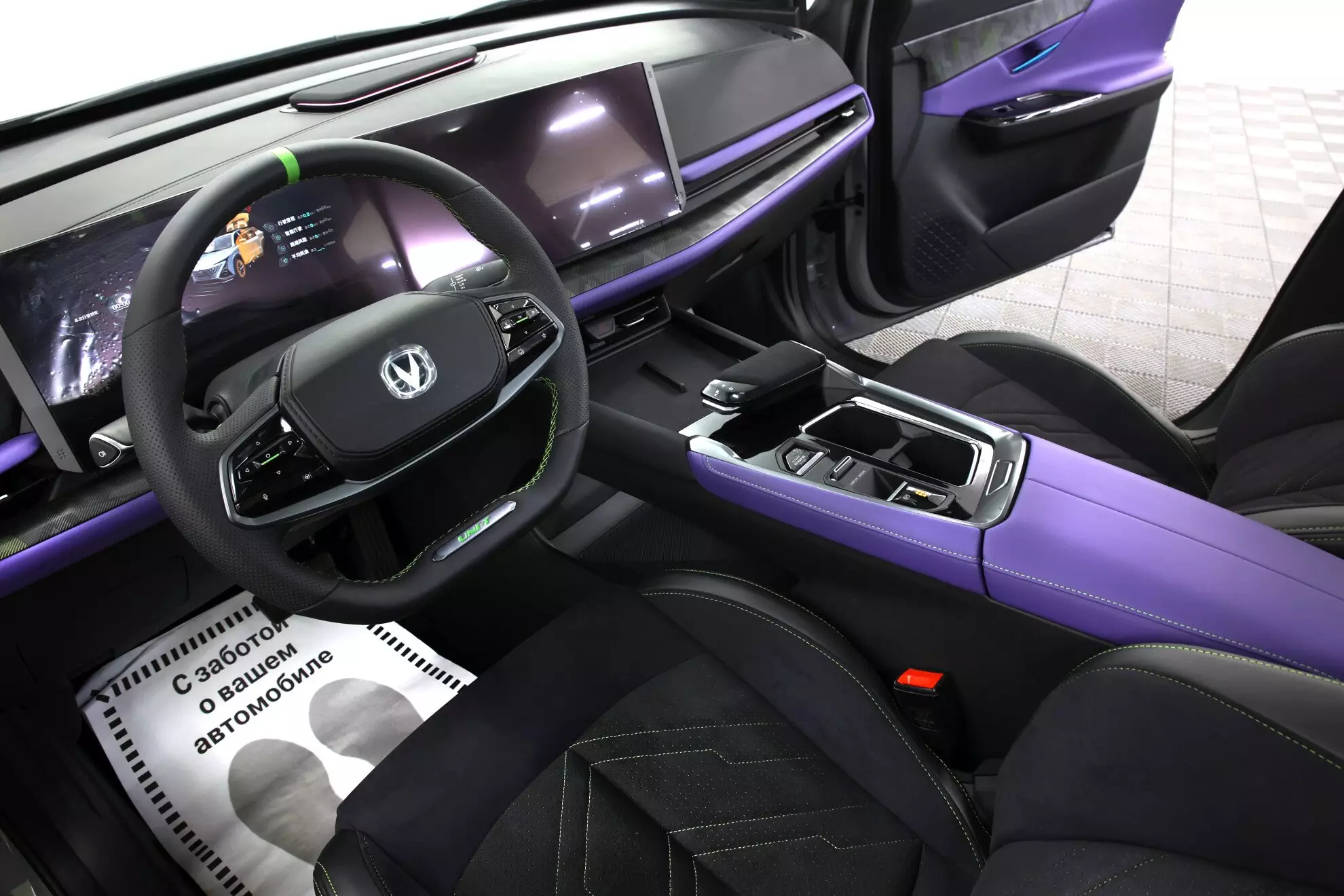 Автосалон: Changan UNI-T