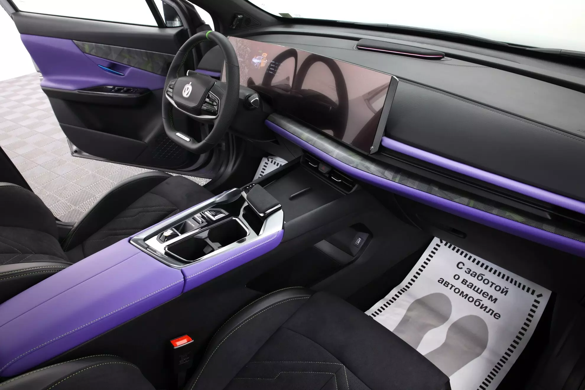 Автосалон: Changan UNI-T