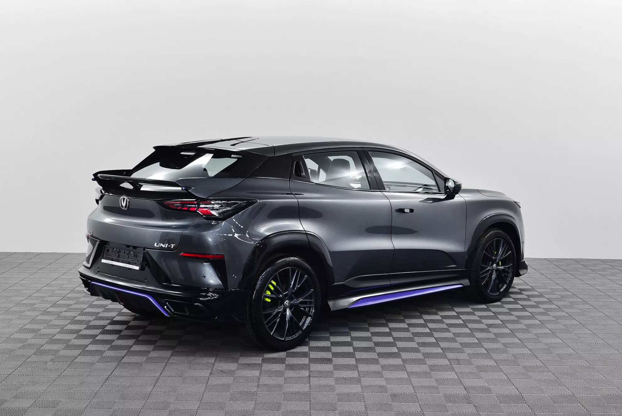 Автосалон: Changan UNI-T