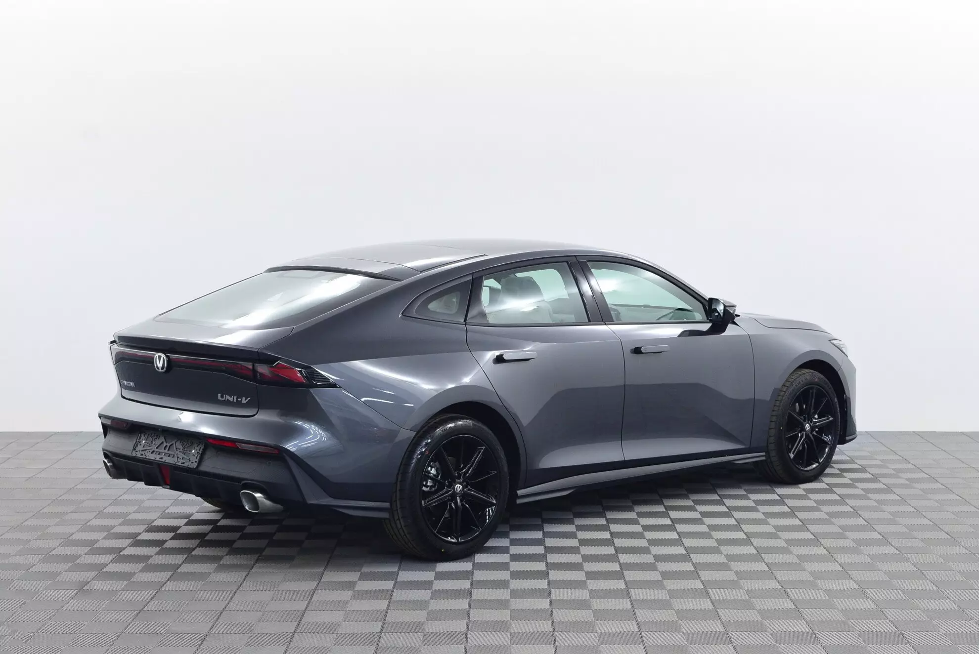 Автосалон: Changan UNI-V