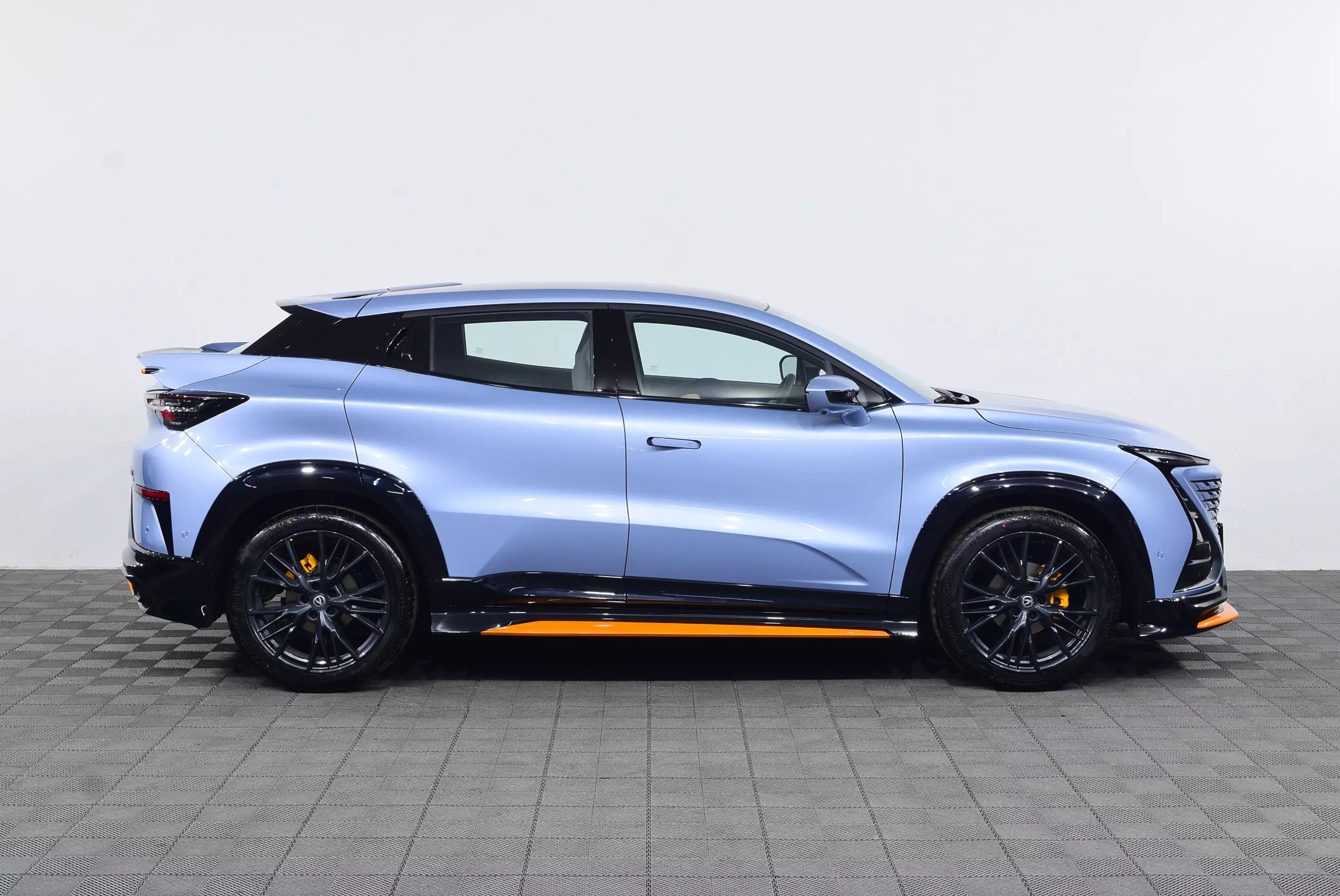 Автосалон: Changan UNI-T