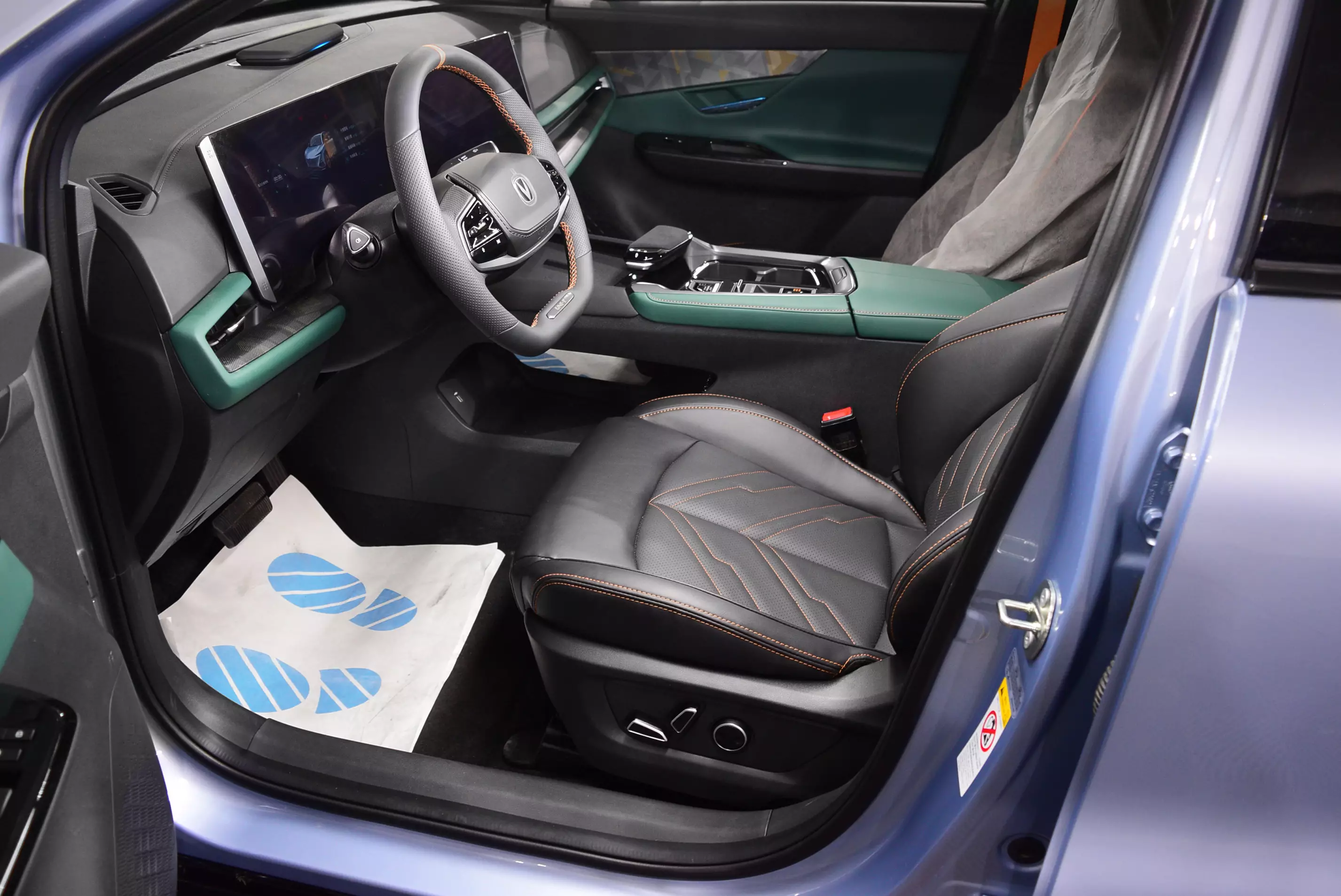 Автосалон: Changan UNI-T