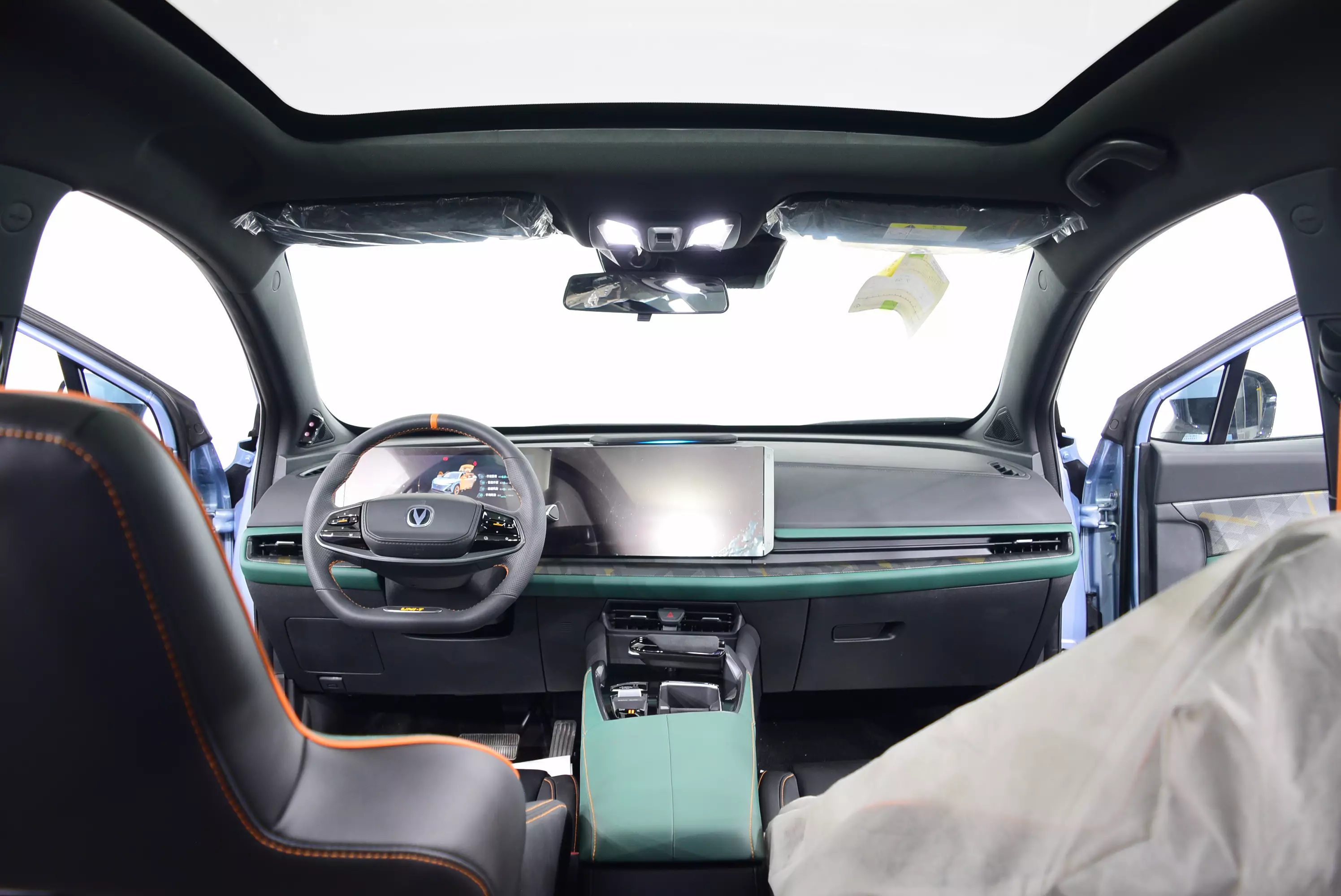 Автосалон: Changan UNI-T