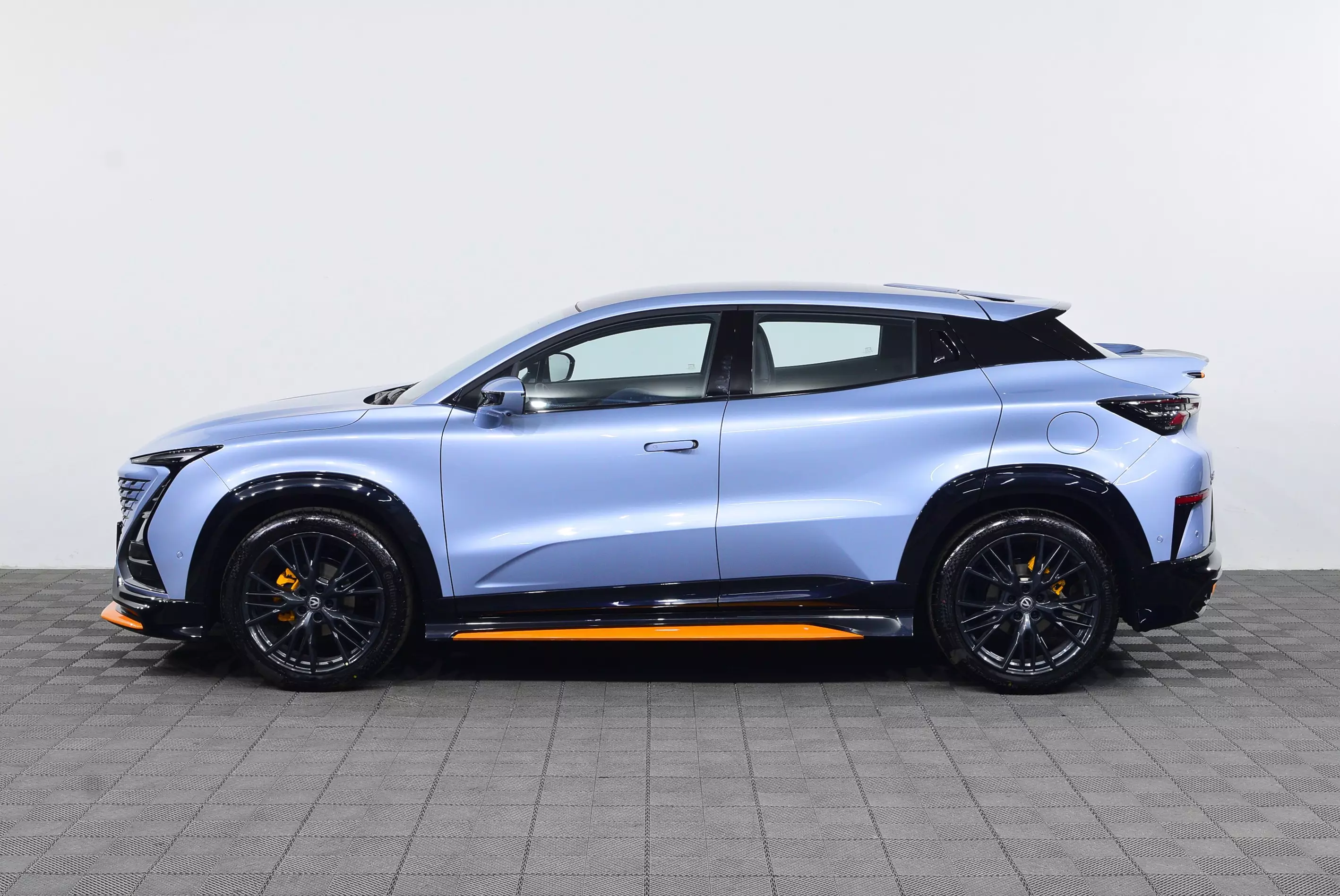 Автосалон: Changan UNI-T