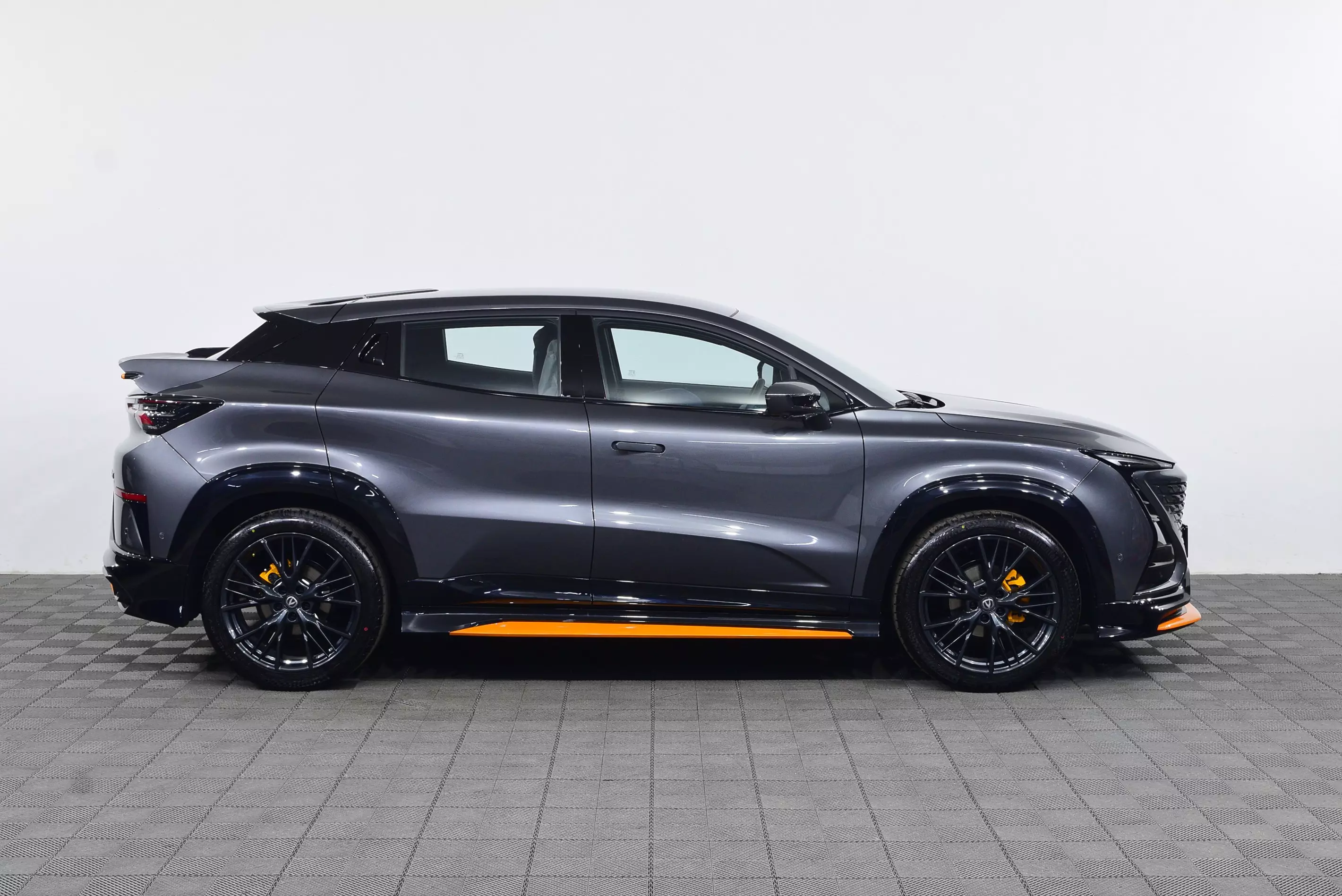 Автосалон: Changan UNI-T