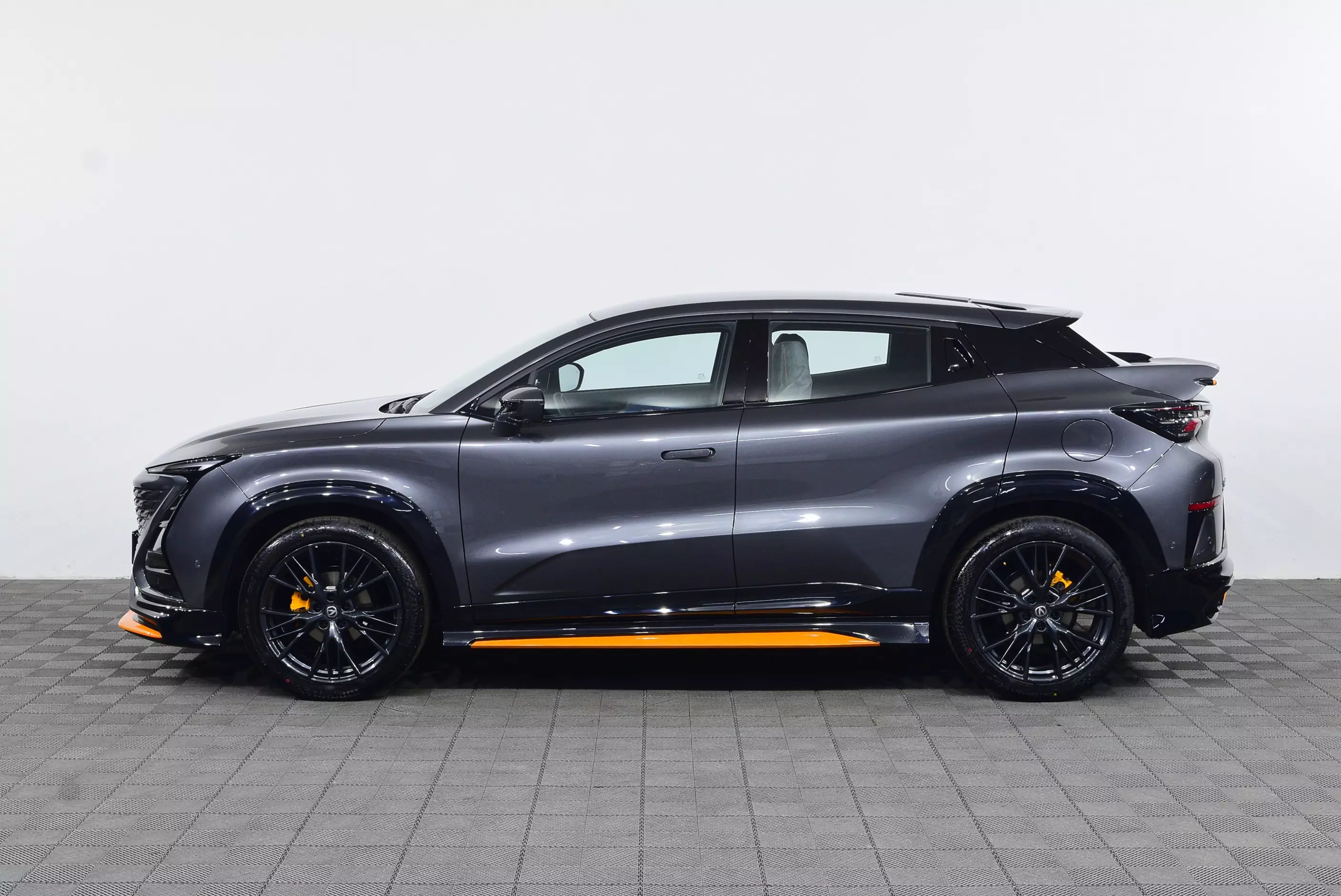 Автосалон: Changan UNI-T