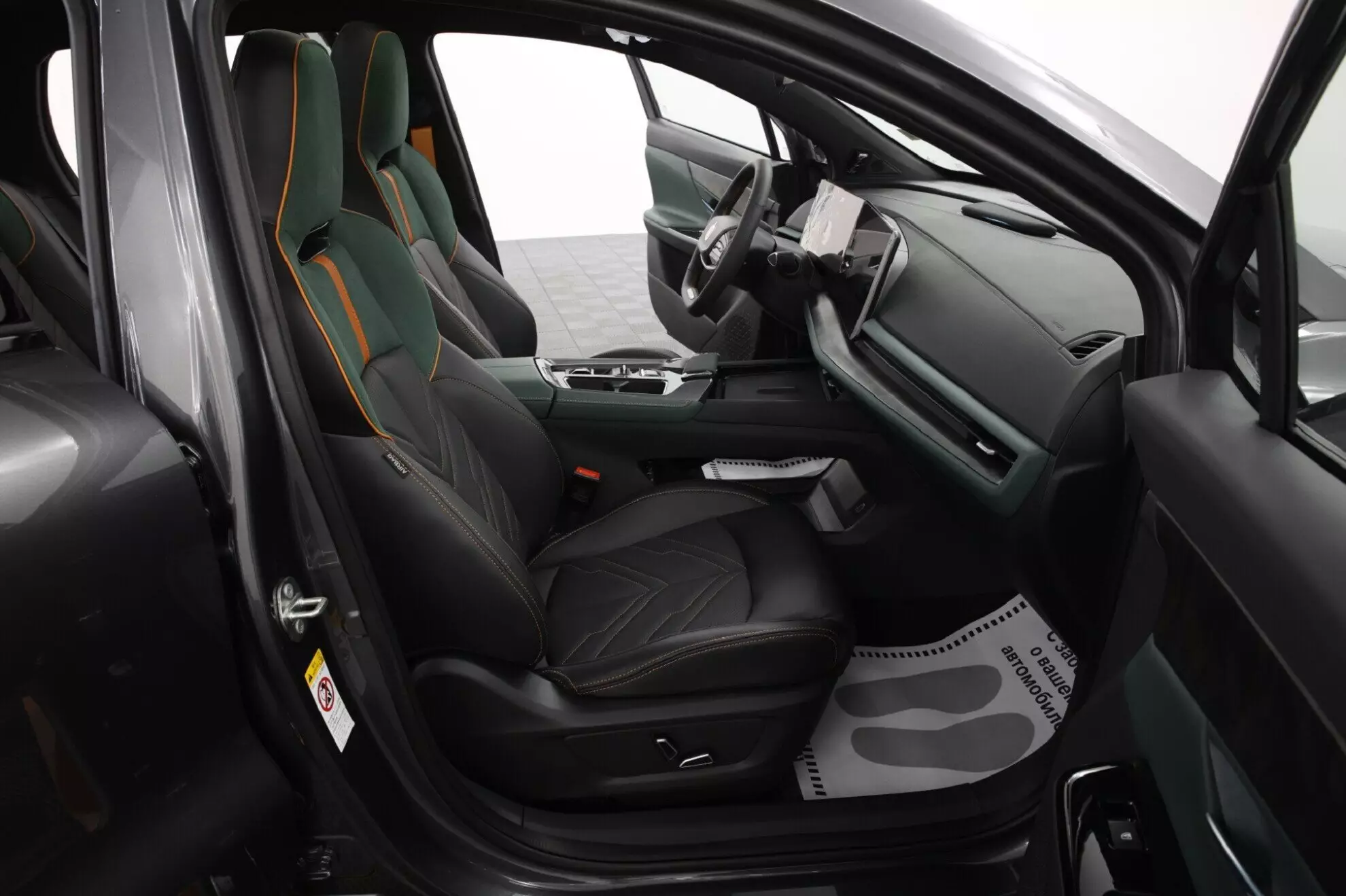 Автосалон: Changan UNI-T