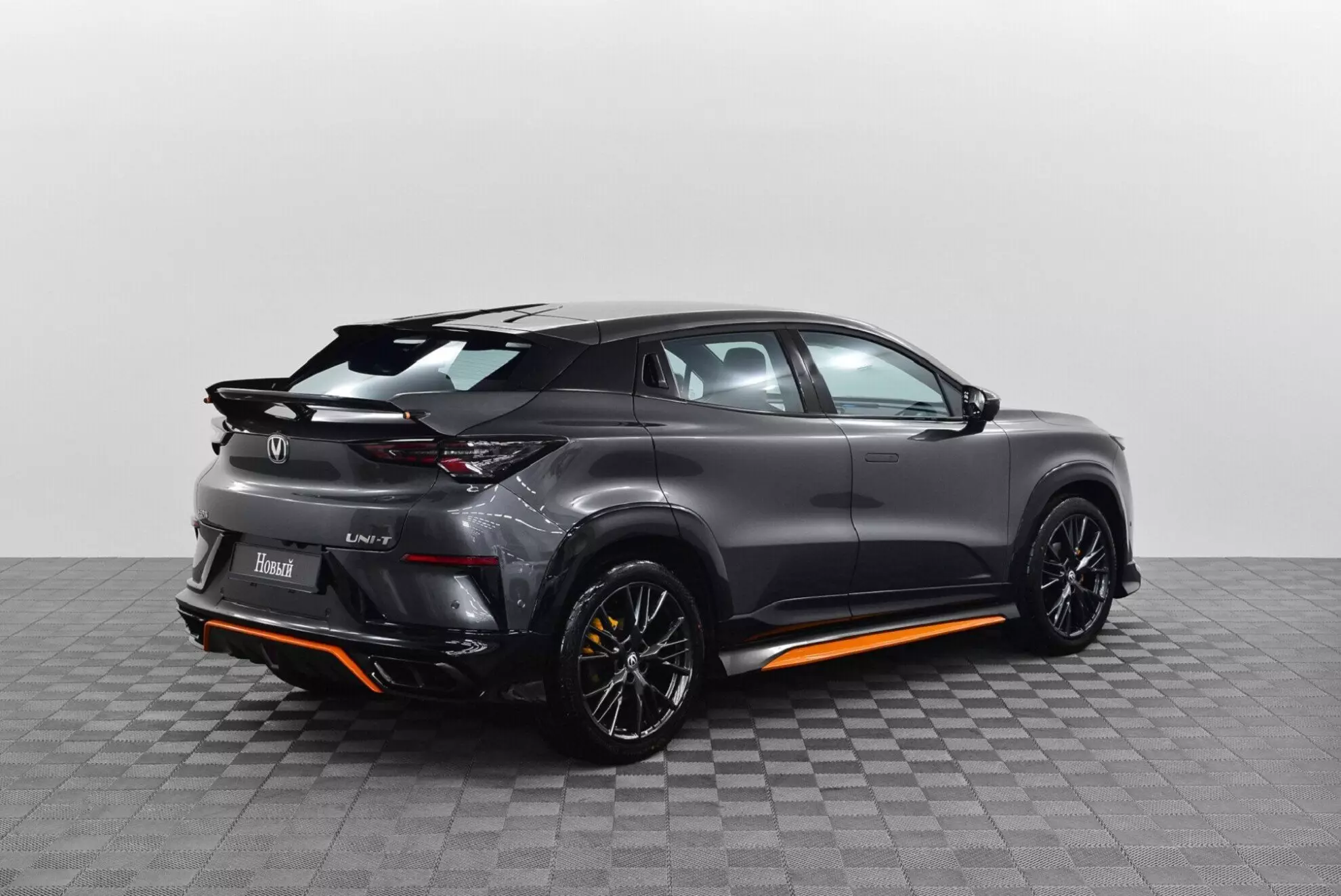 Автосалон: Changan UNI-T