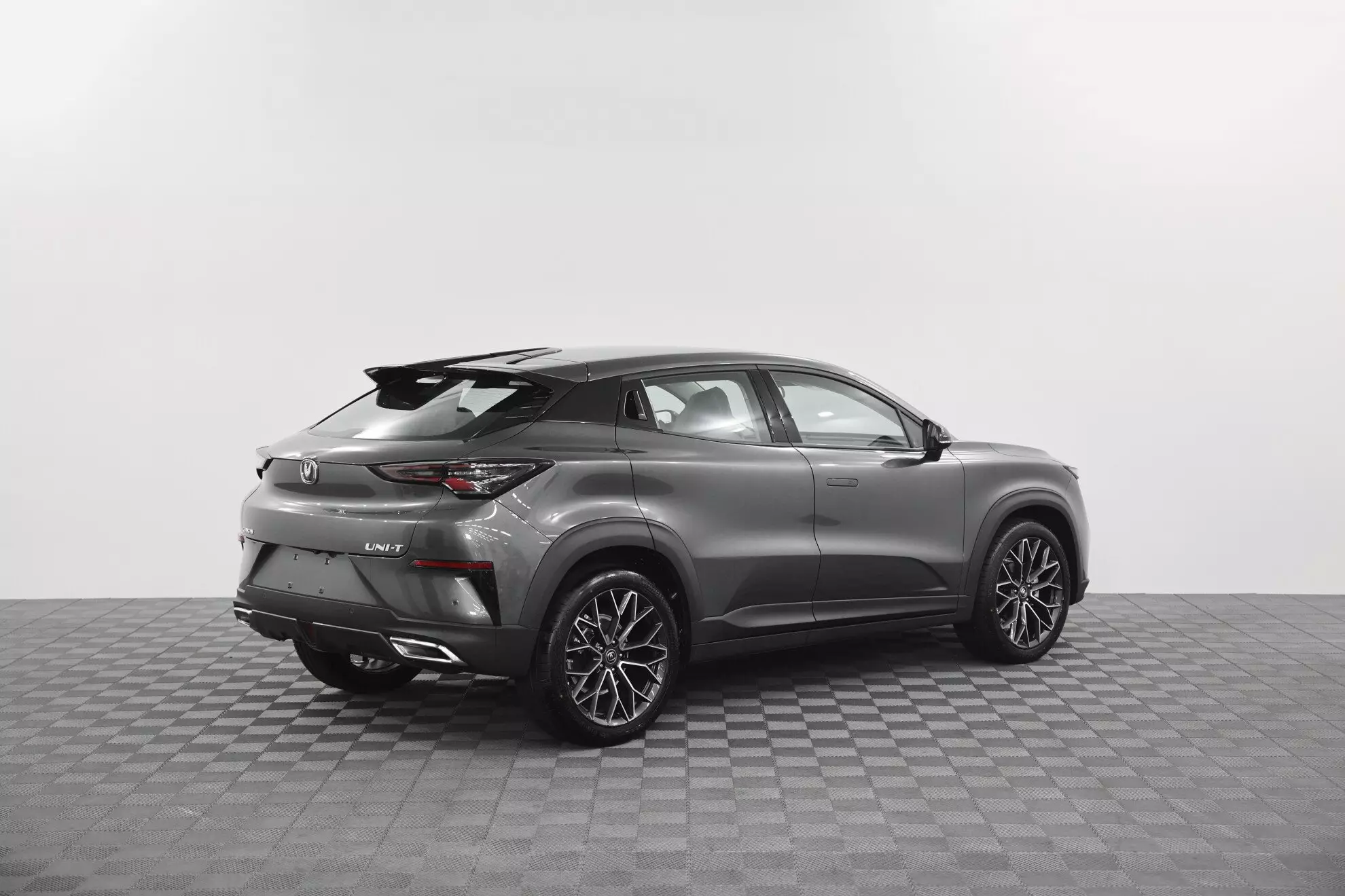 Автосалон: Changan UNI-T