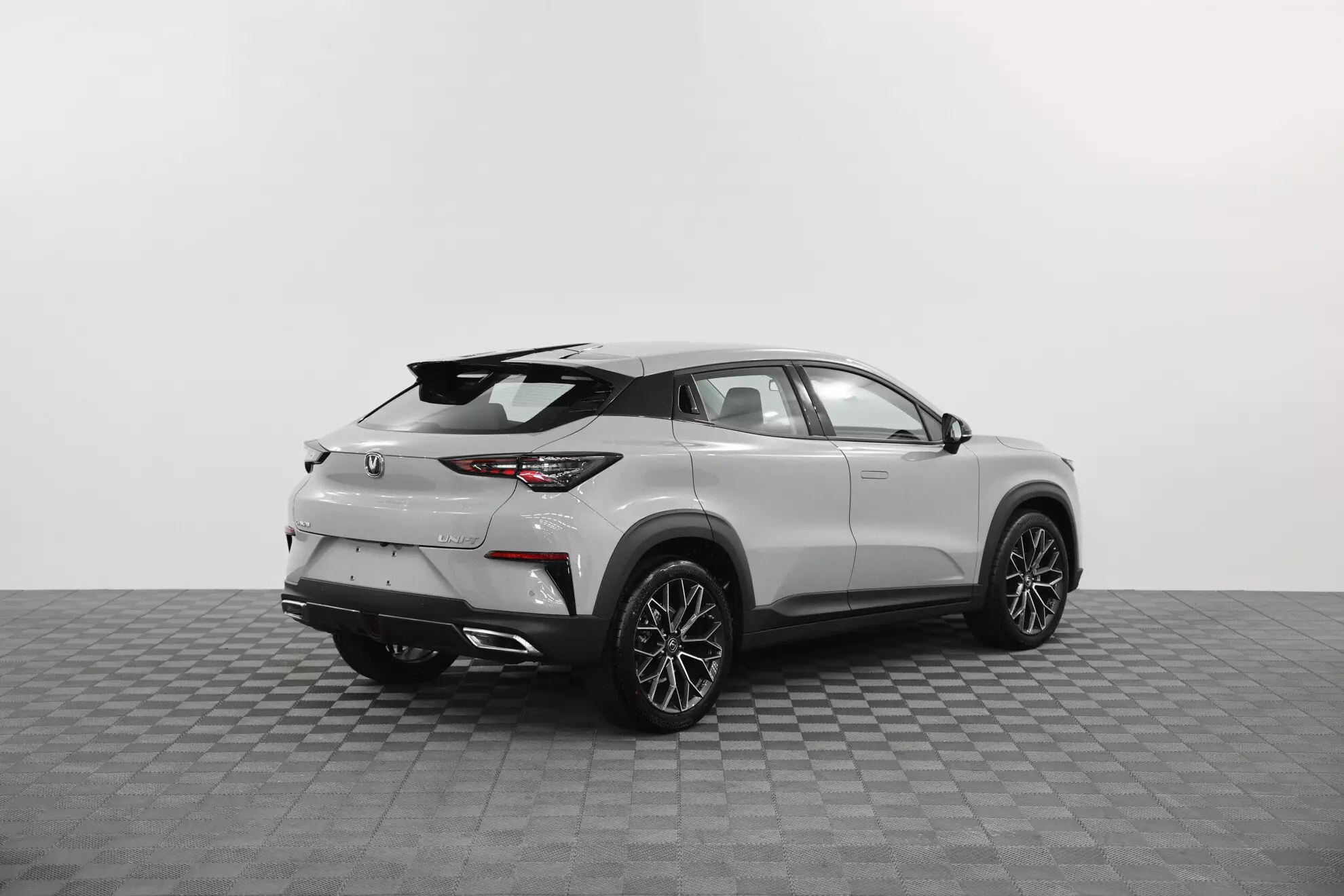 Автосалон: Changan UNI-T