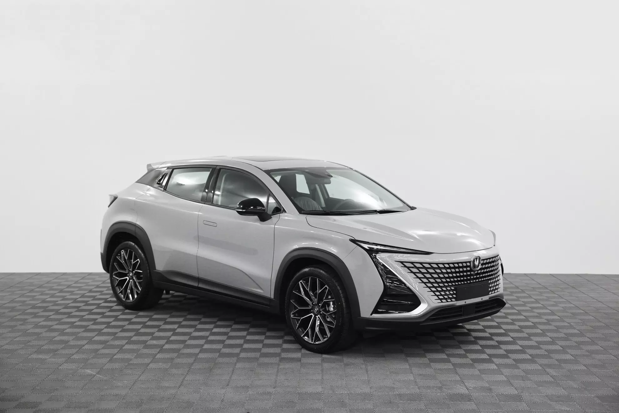 Автосалон: Changan UNI-T