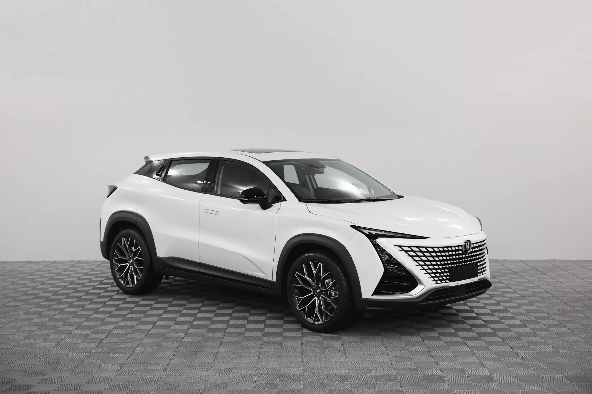 Автосалон: Changan UNI-T