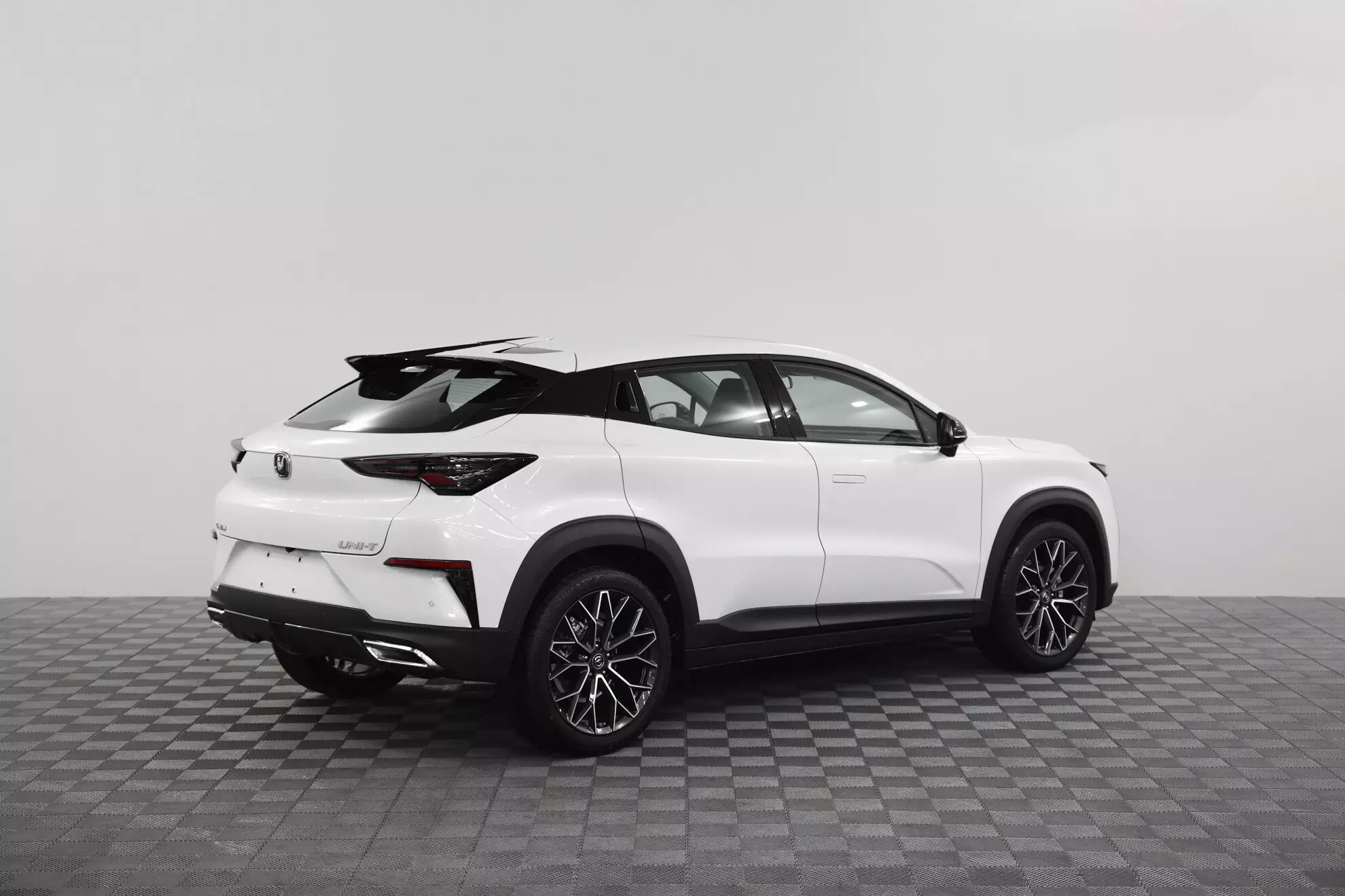 Автосалон: Changan UNI-T