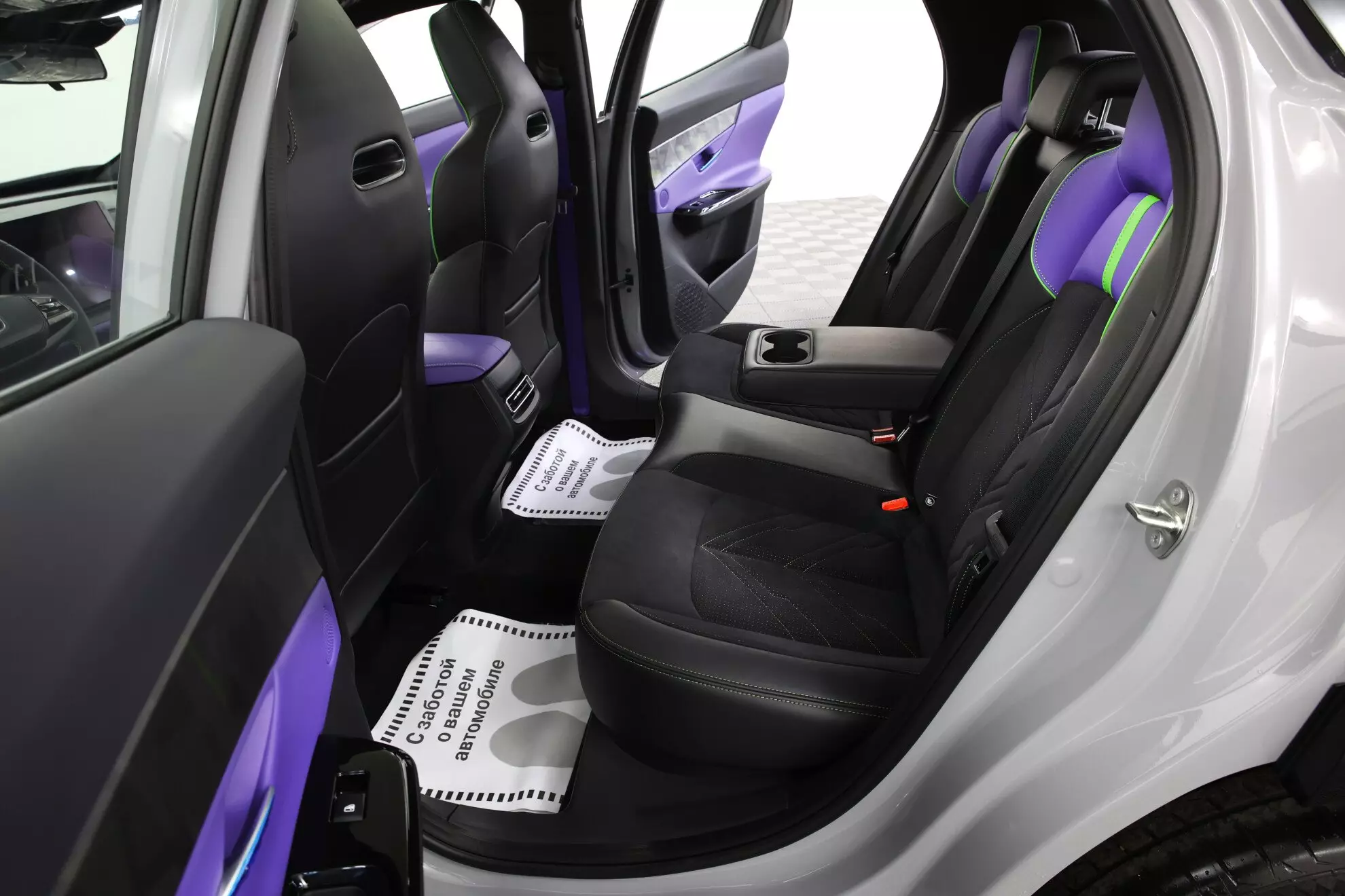 Автосалон: Changan UNI-T
