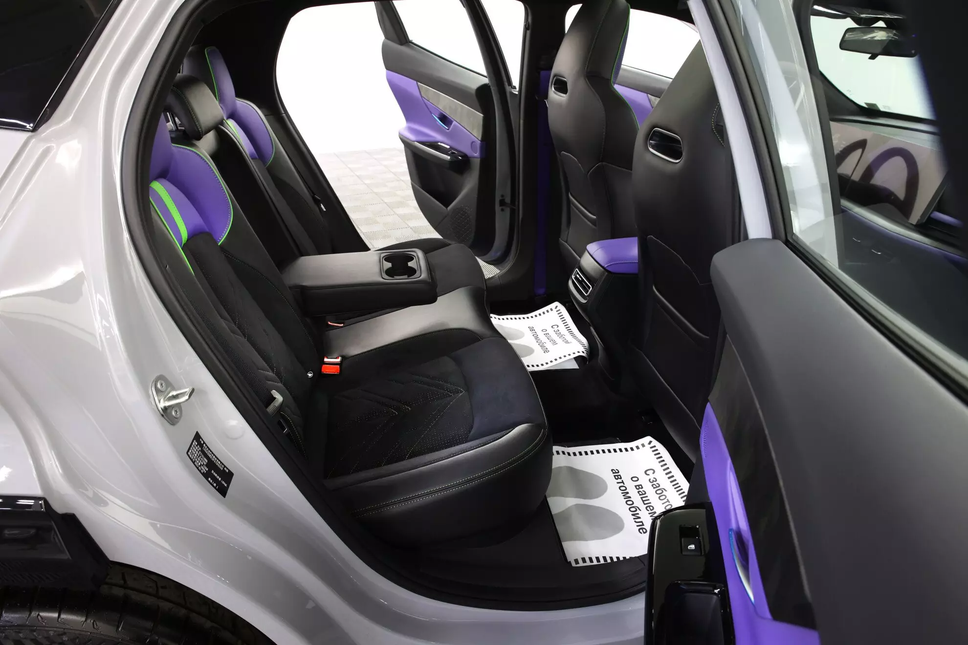 Автосалон: Changan UNI-T