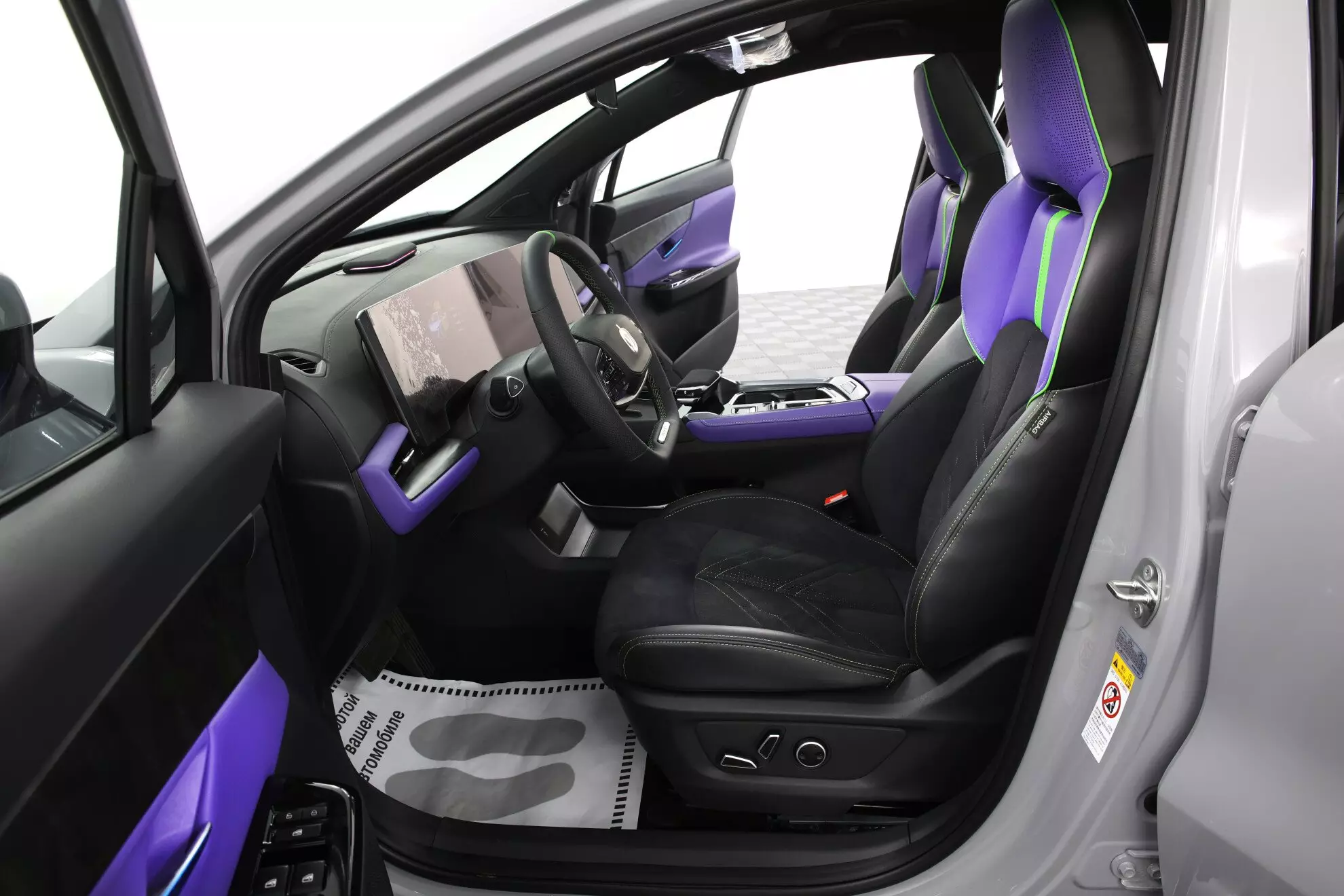 Автосалон: Changan UNI-T