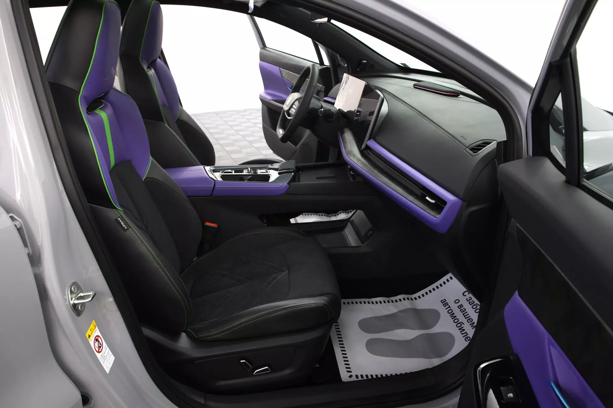 Автосалон: Changan UNI-T