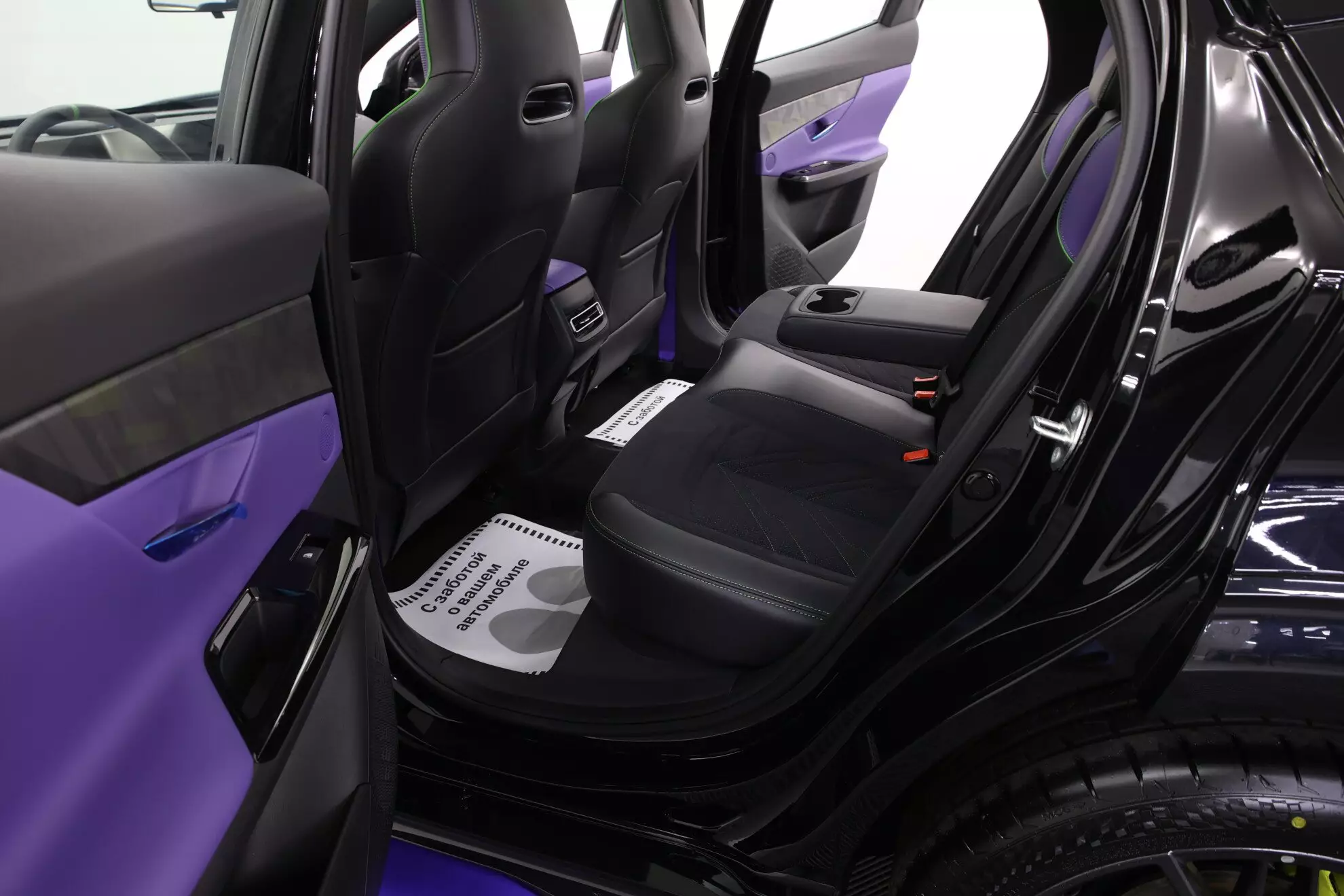Автосалон: Changan UNI-T