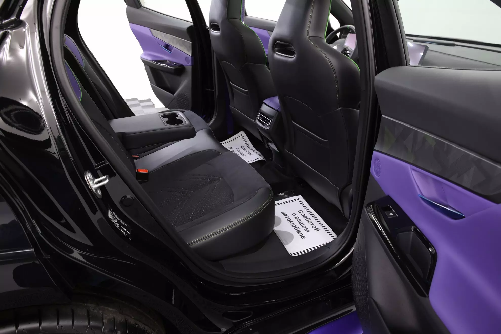 Автосалон: Changan UNI-T