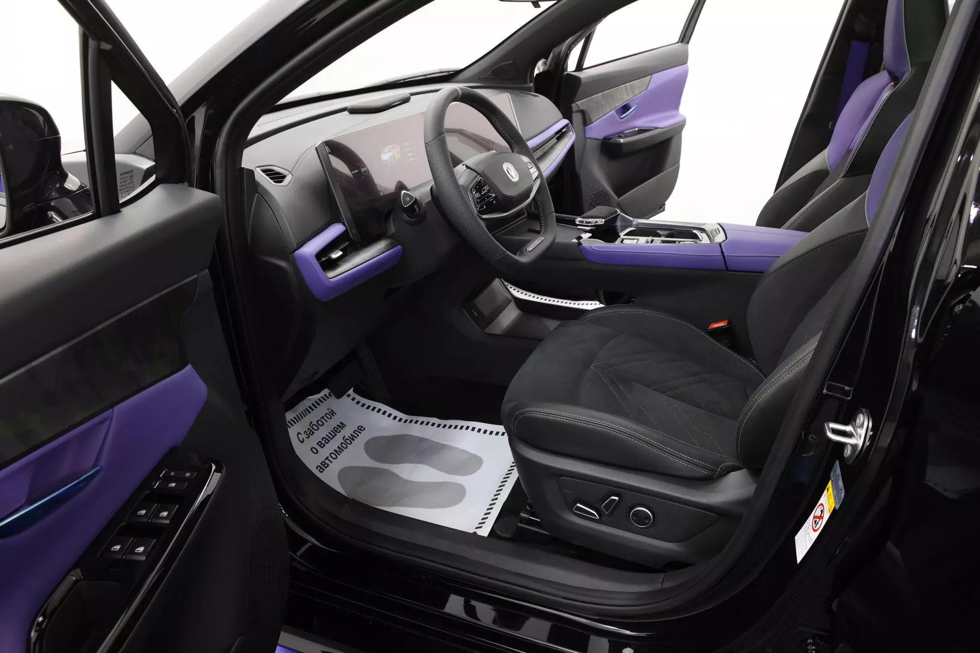 Автосалон: Changan UNI-T
