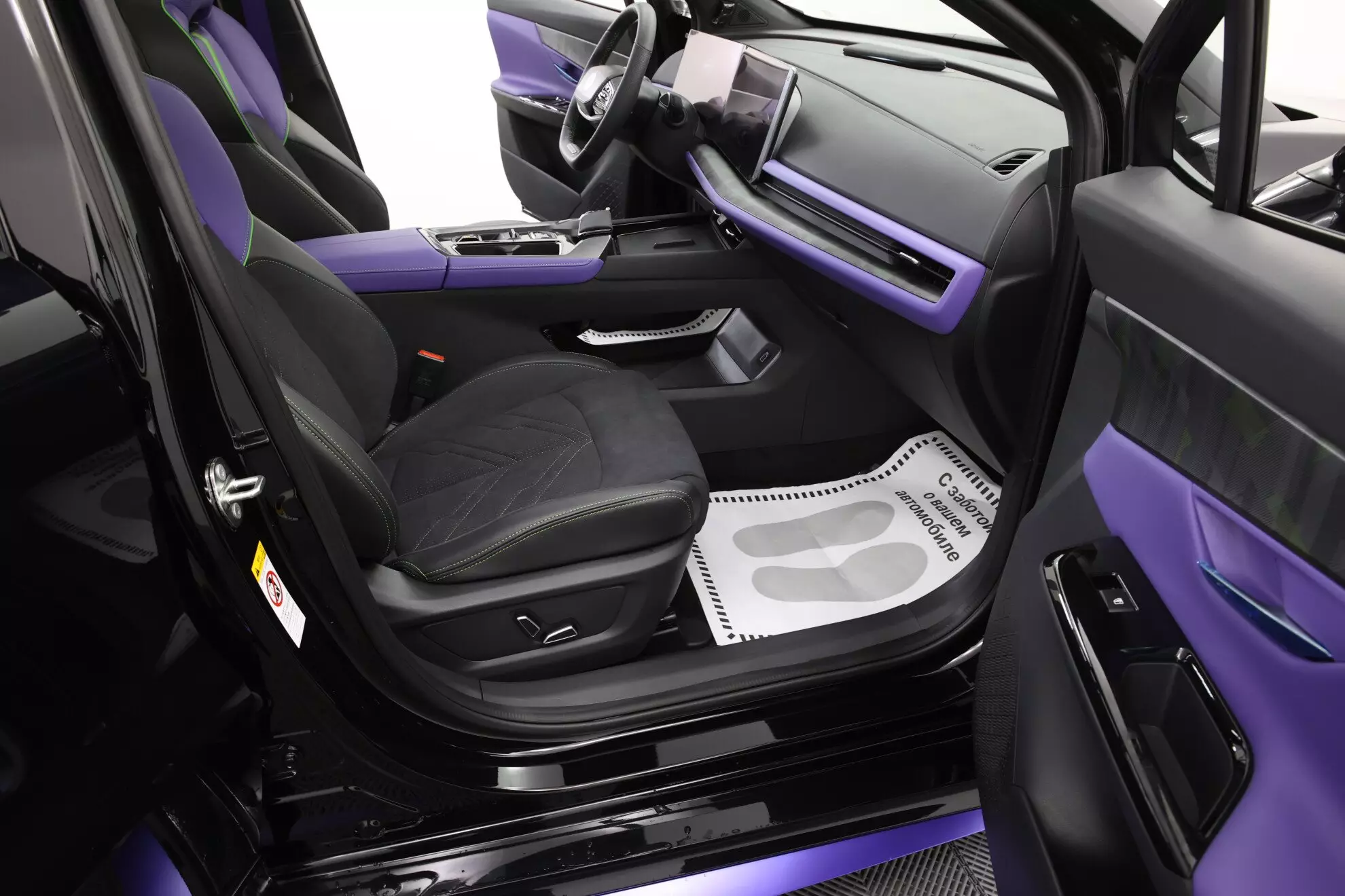 Автосалон: Changan UNI-T