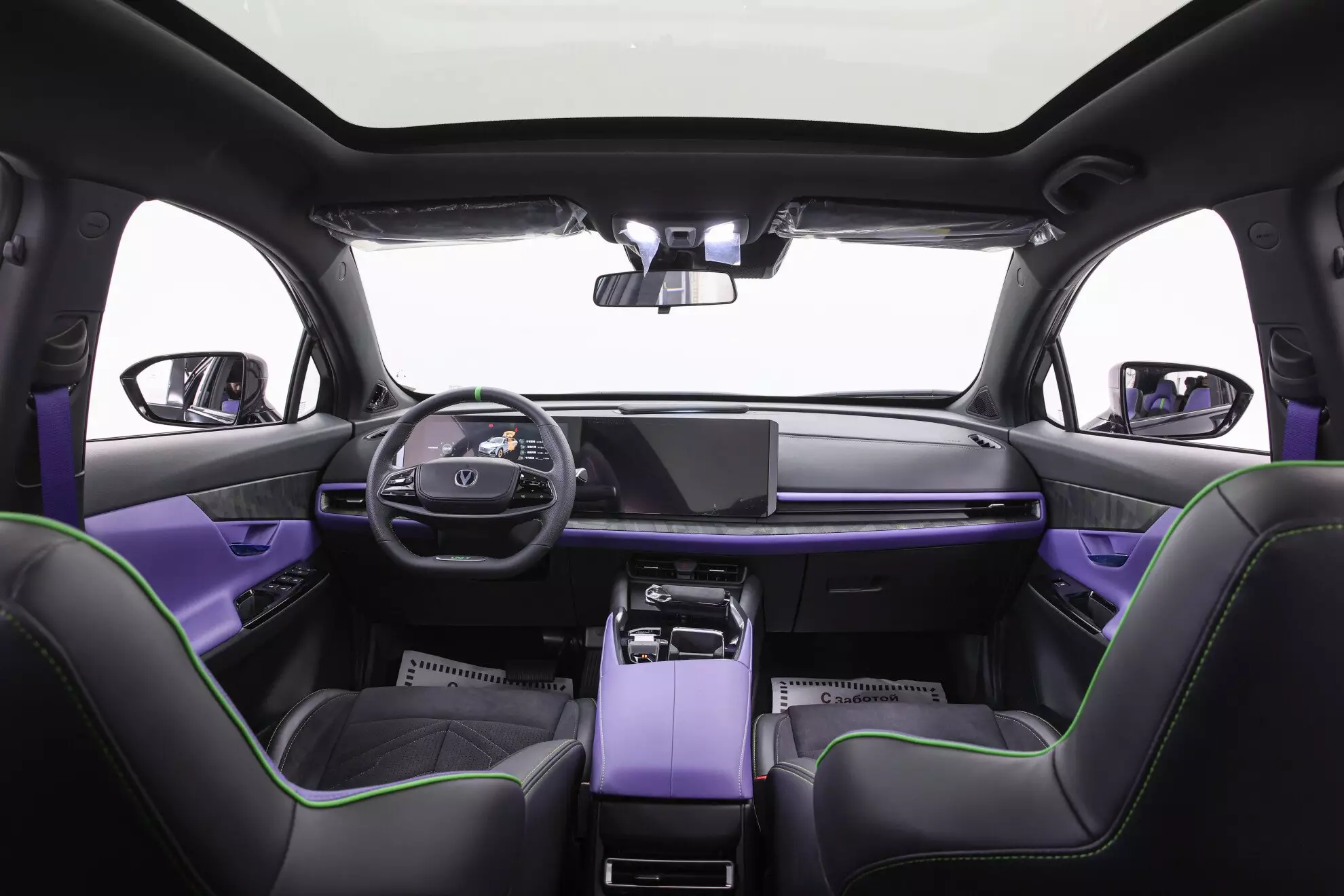Автосалон: Changan UNI-T