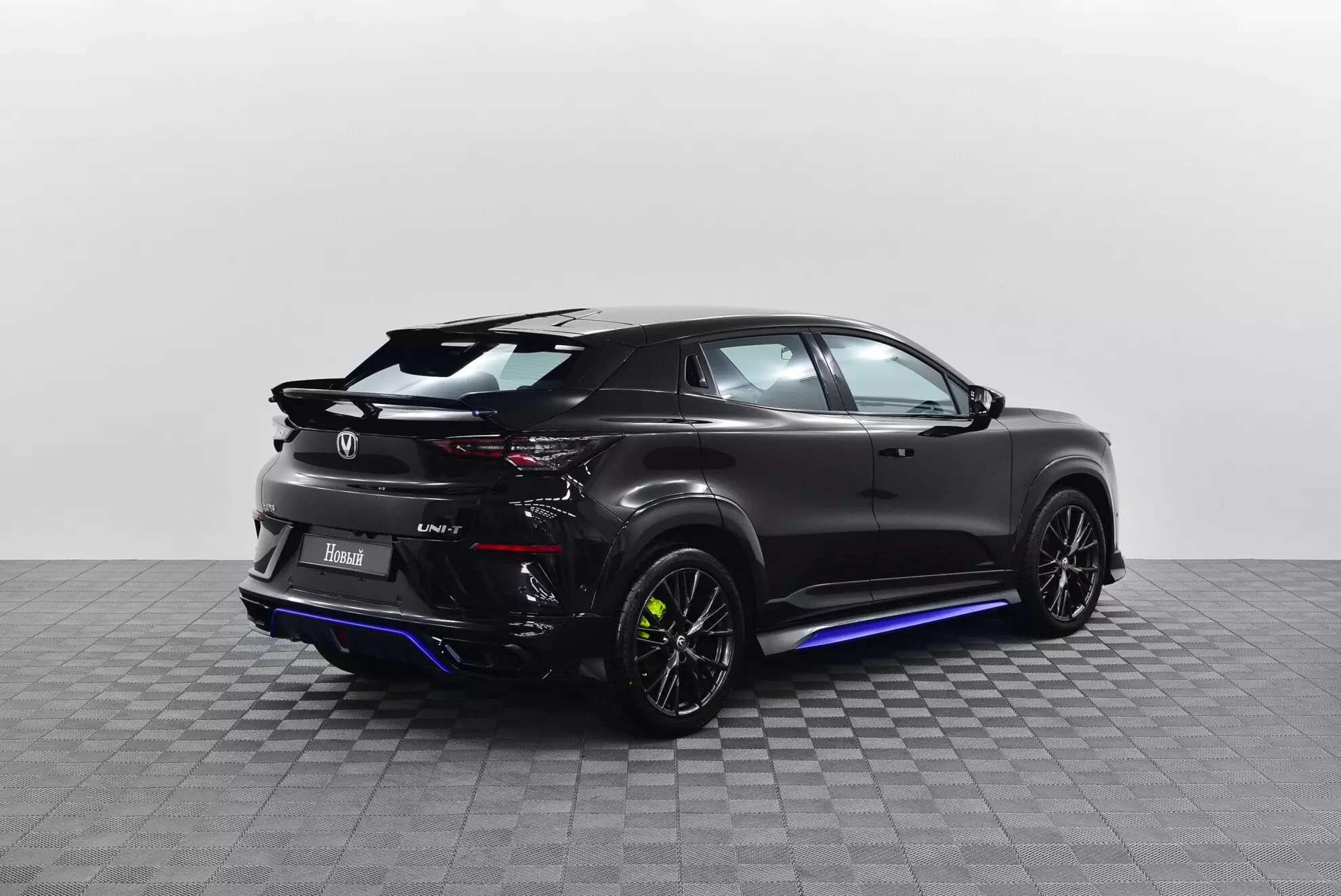 Автосалон: Changan UNI-T