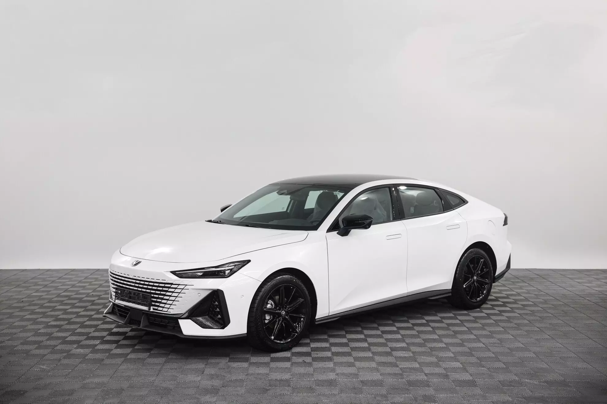 Автосалон: Changan UNI-V
