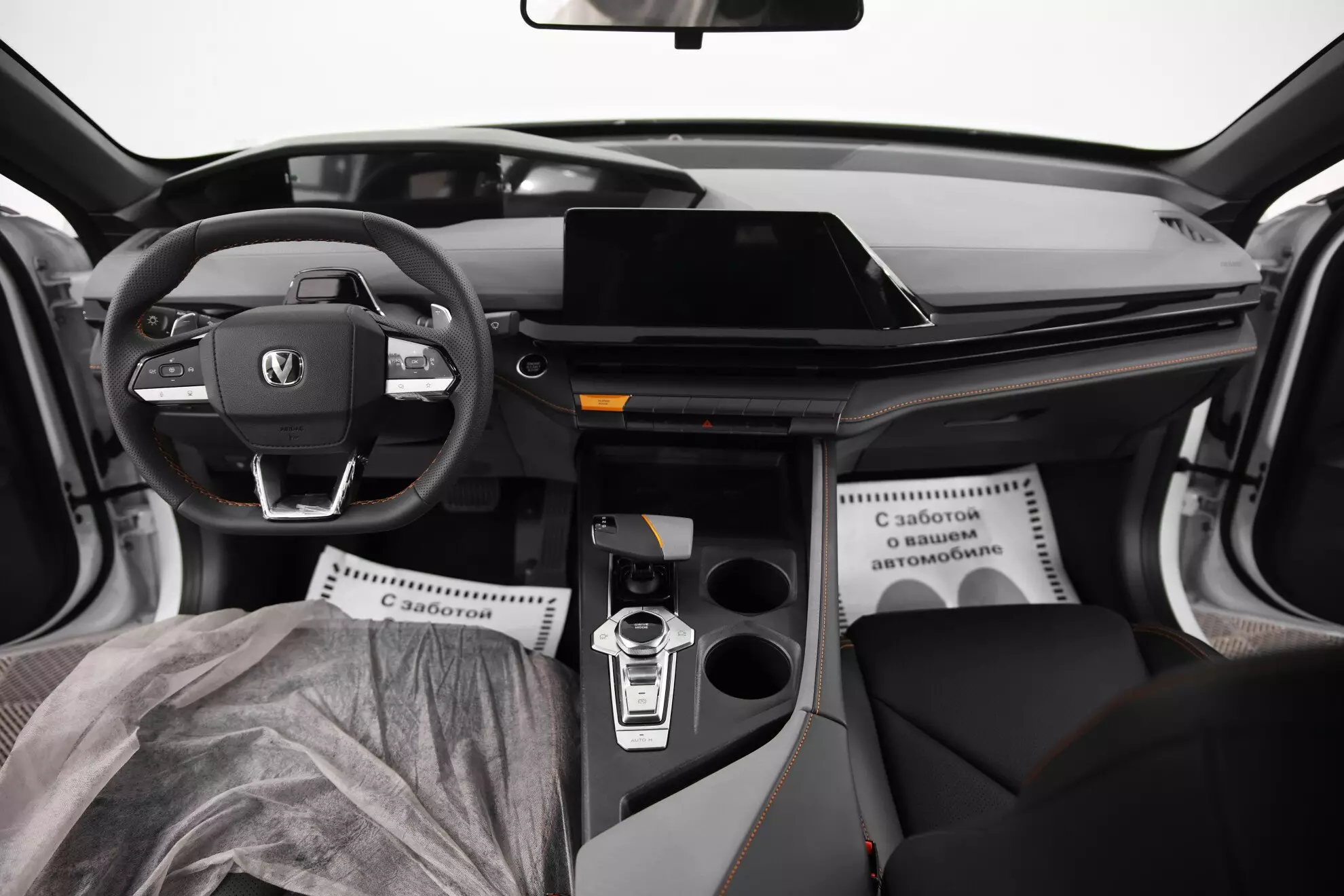 Автосалон: Changan UNI-V