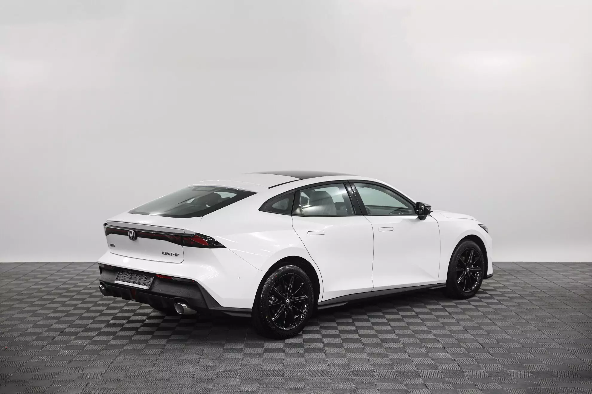 Автосалон: Changan UNI-V