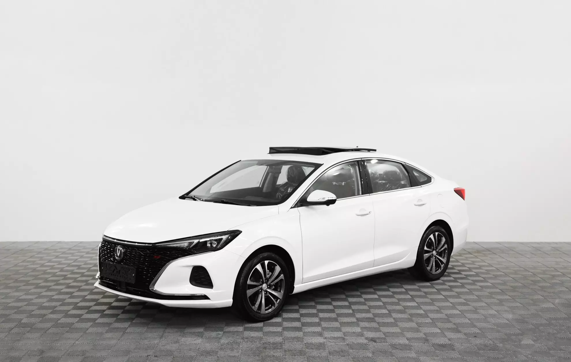 Автосалон: Changan EADOplus