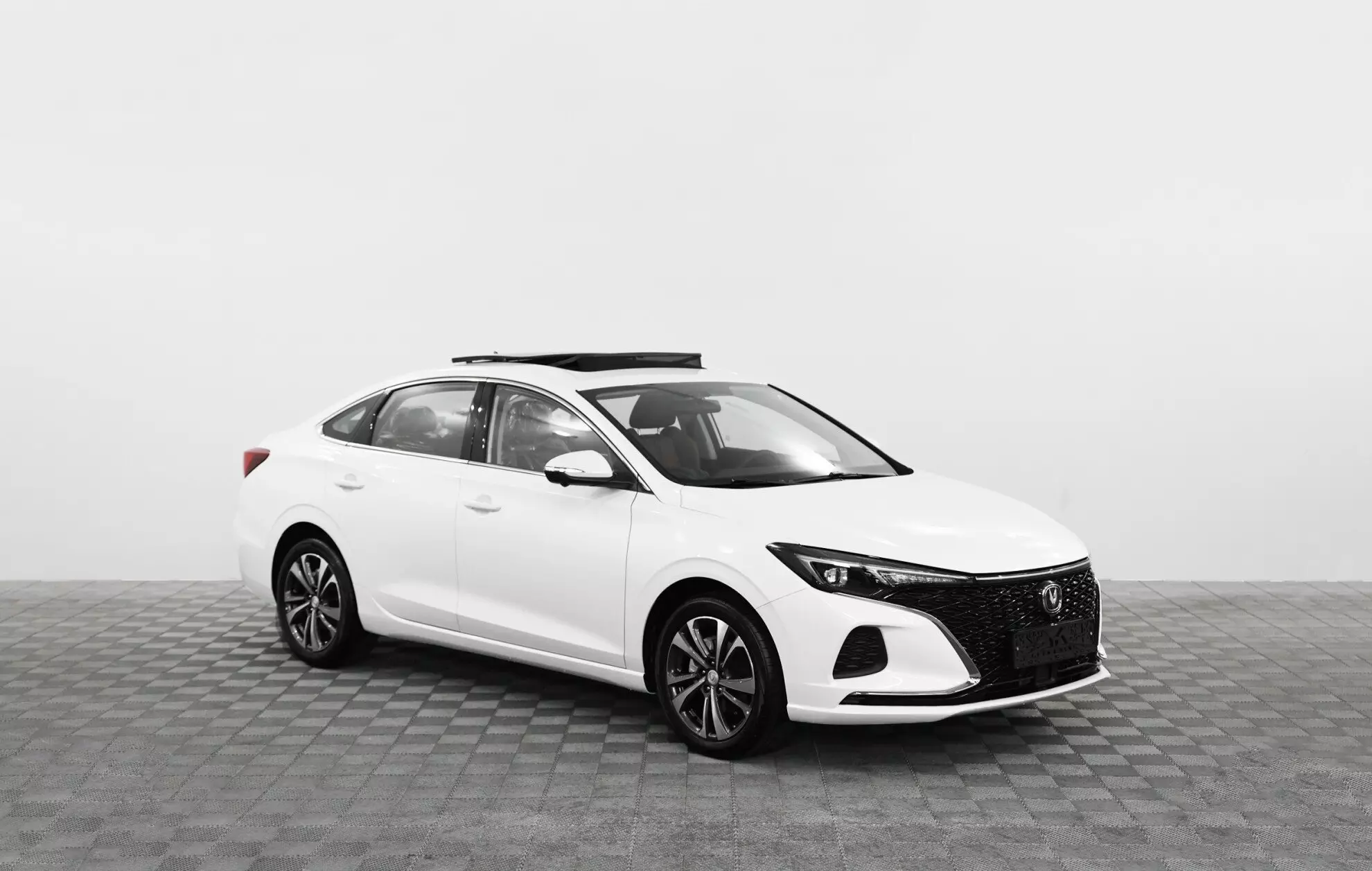 Автосалон: Changan EADOplus