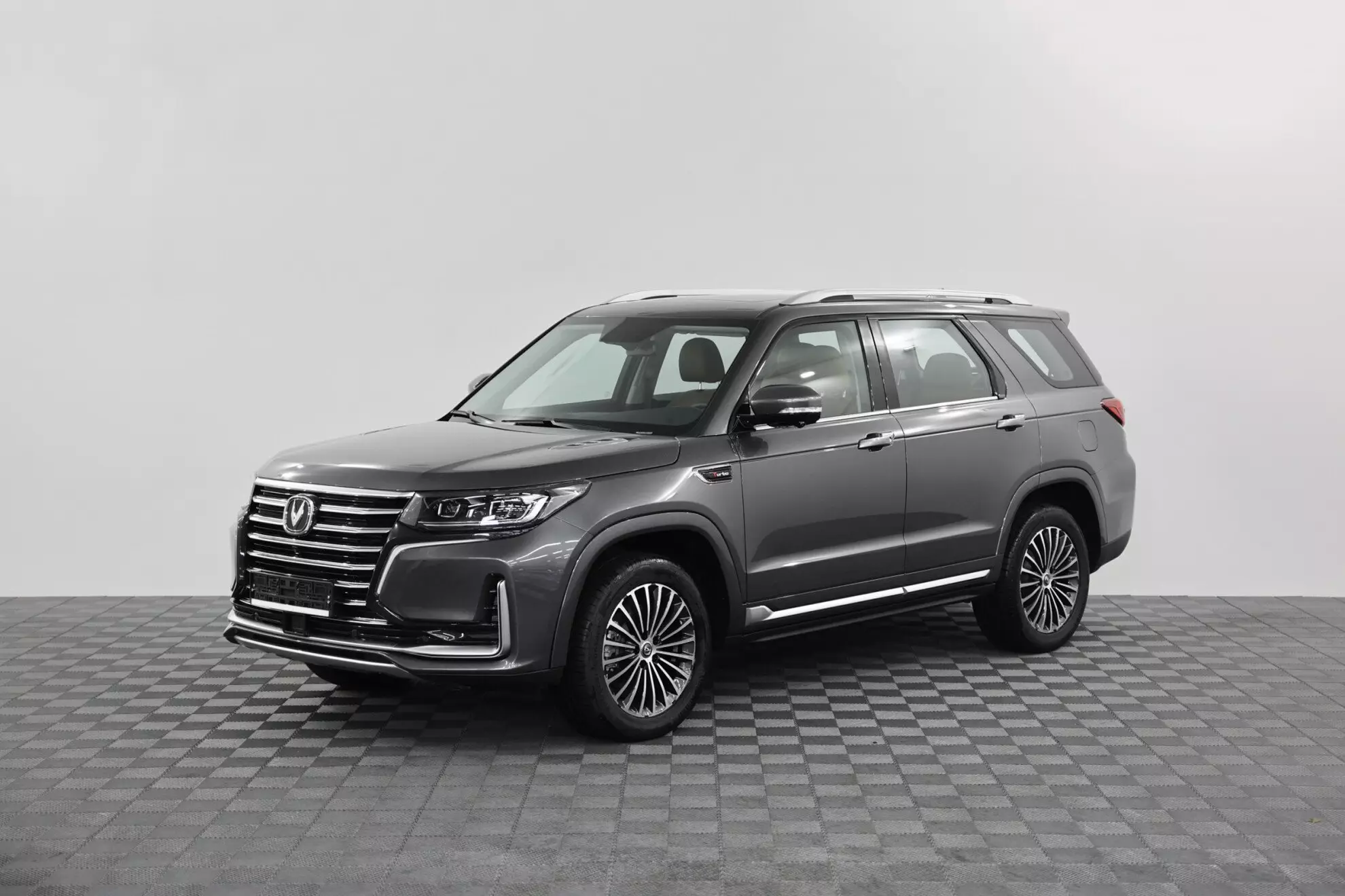 Автосалон: Changan CS95