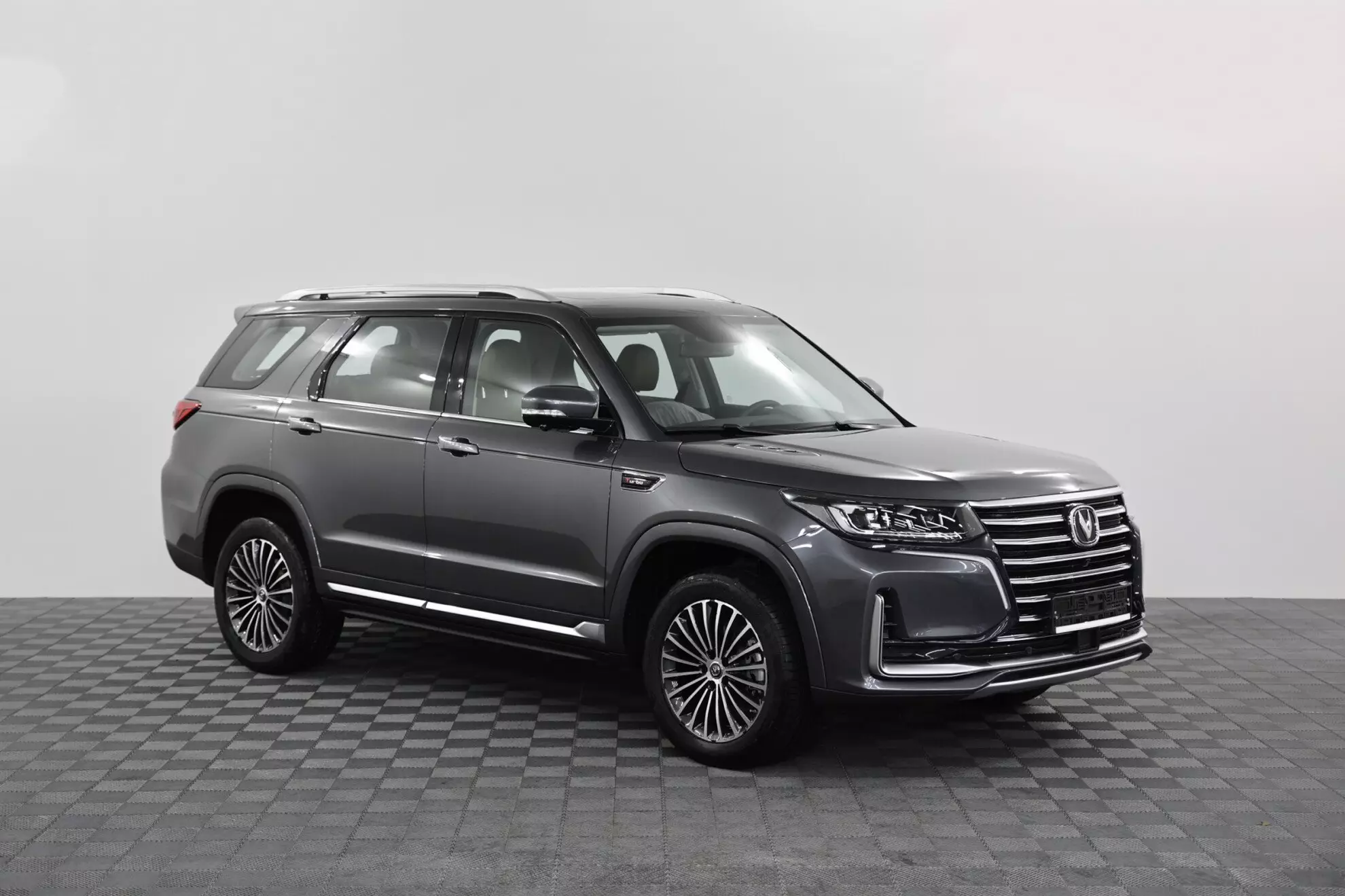 Автосалон: Changan CS95
