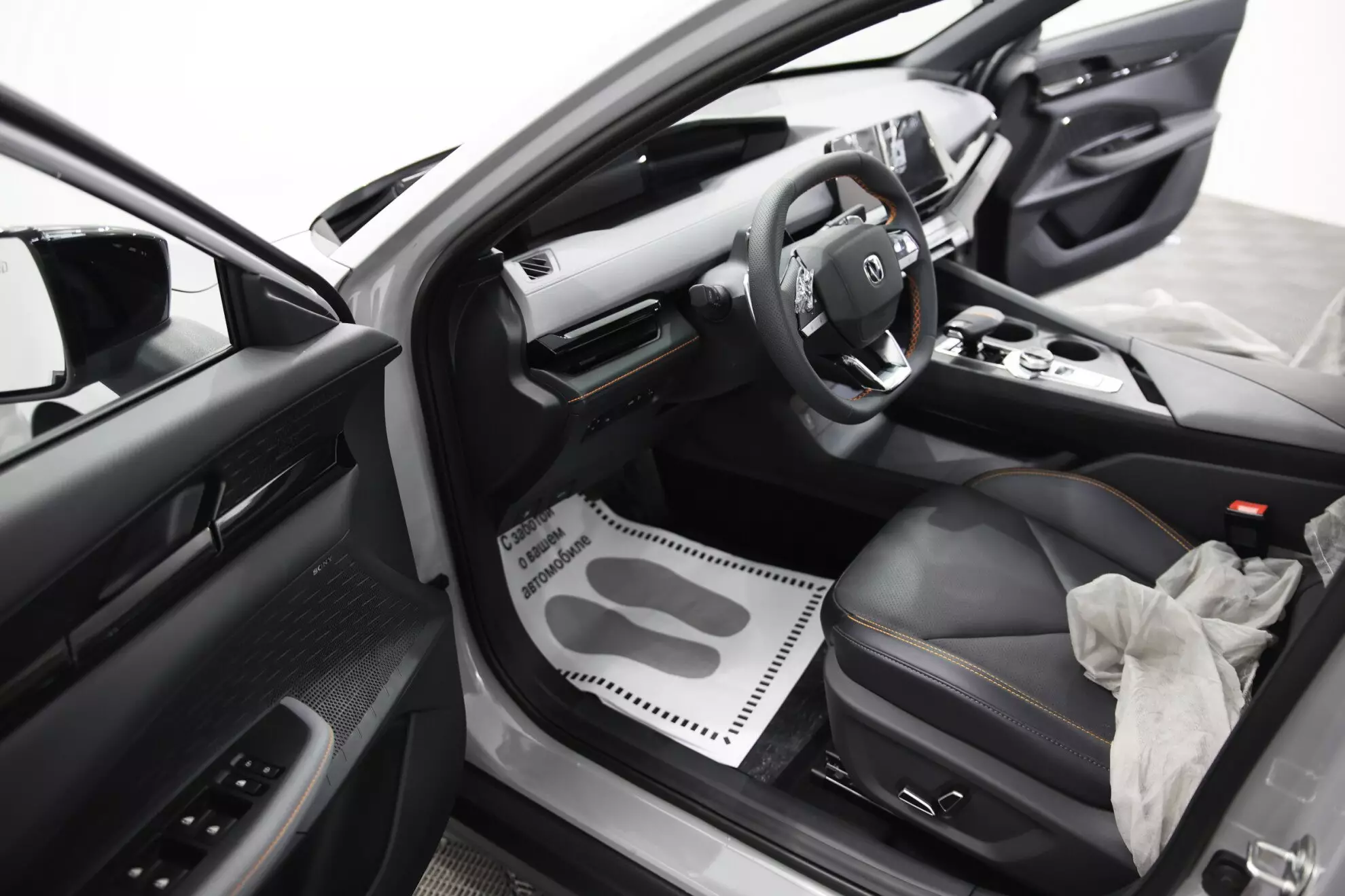 Автосалон: Changan UNI-V