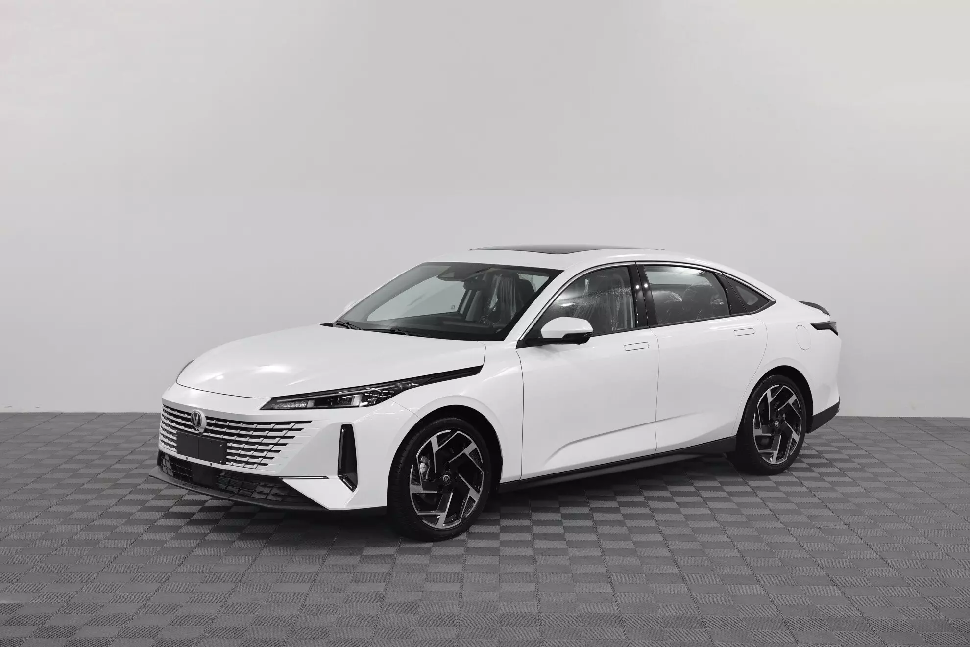Автосалон: Changan Lamore