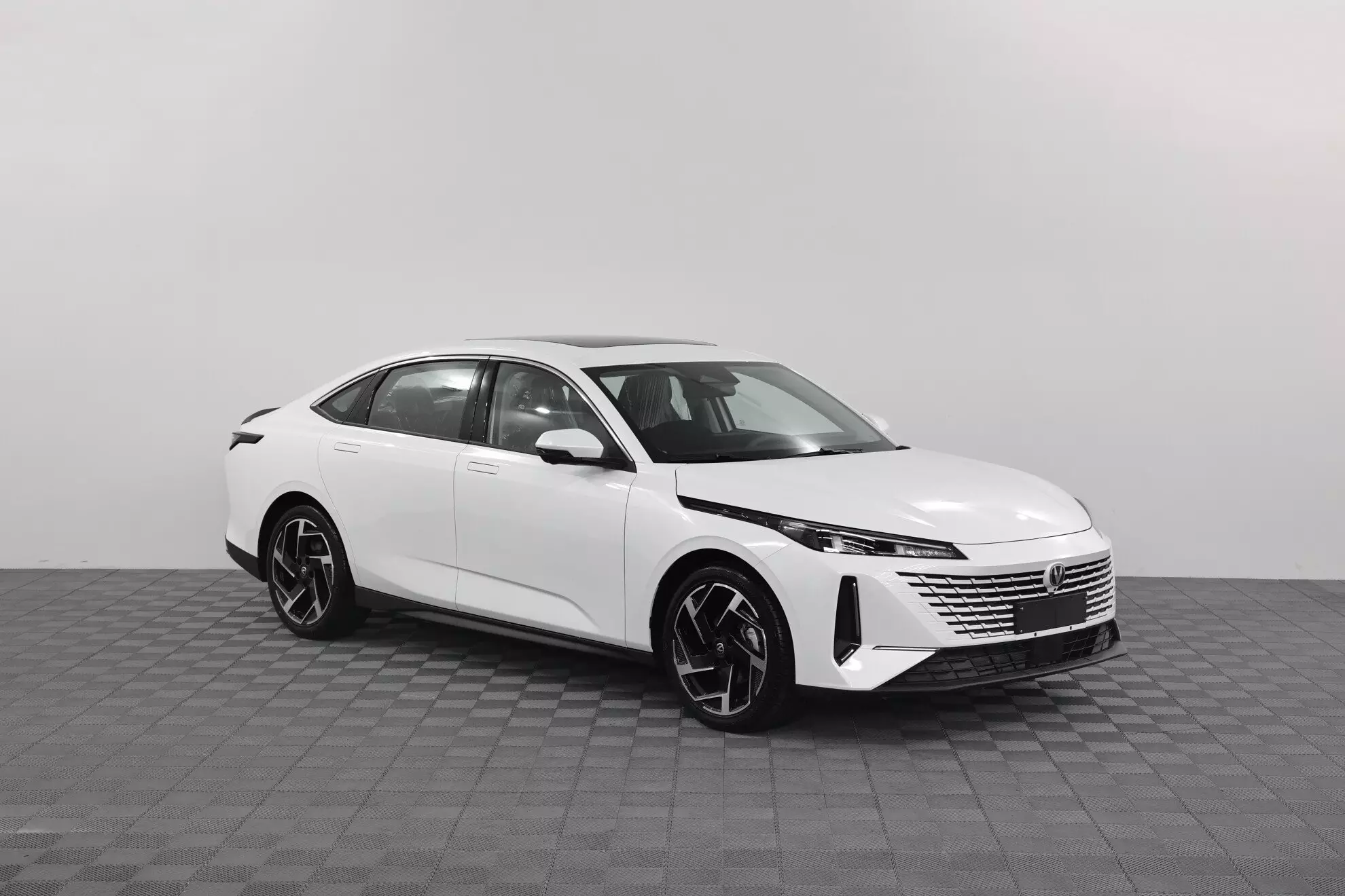 Автосалон: Changan Lamore