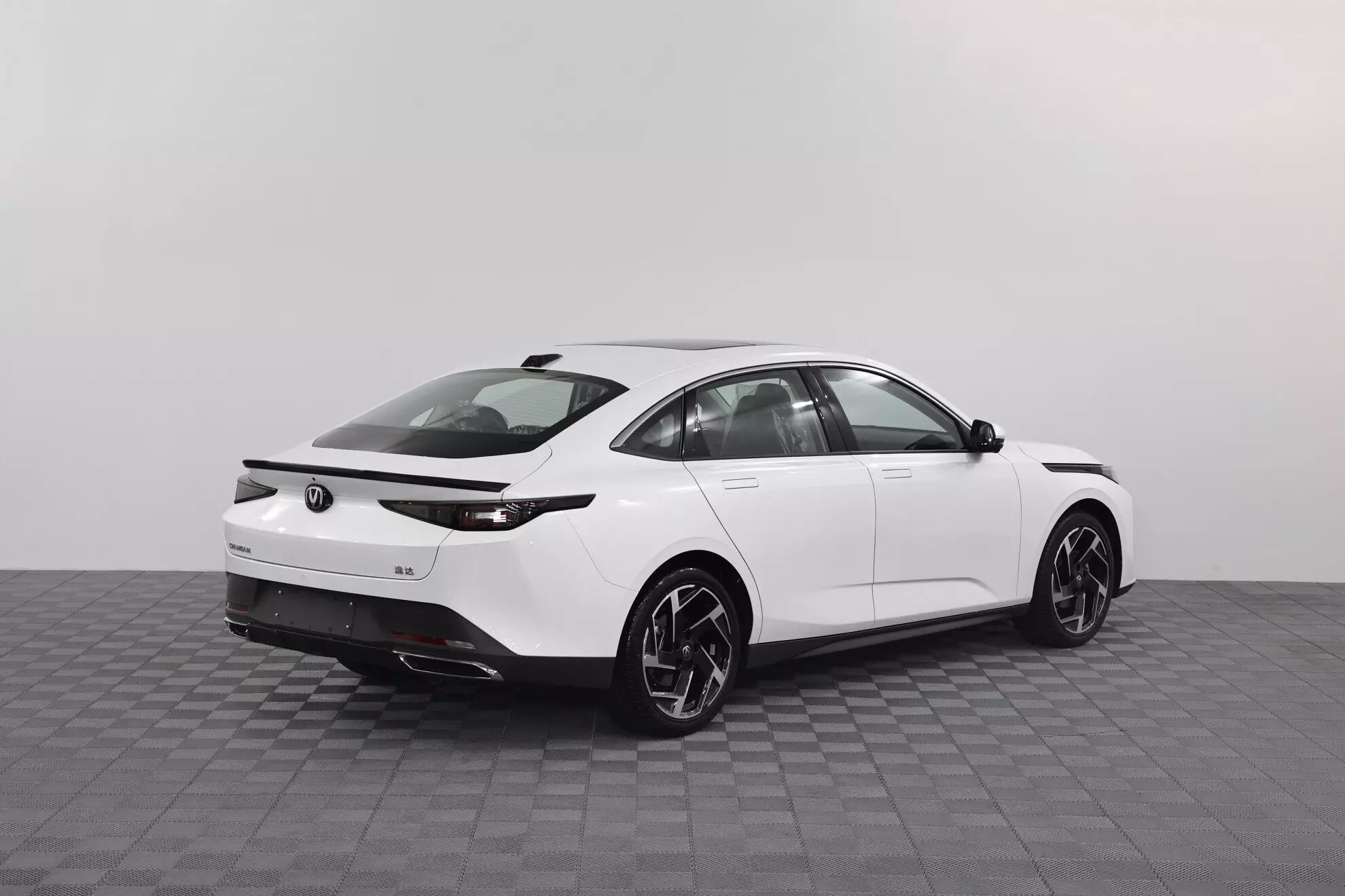 Автосалон: Changan Lamore