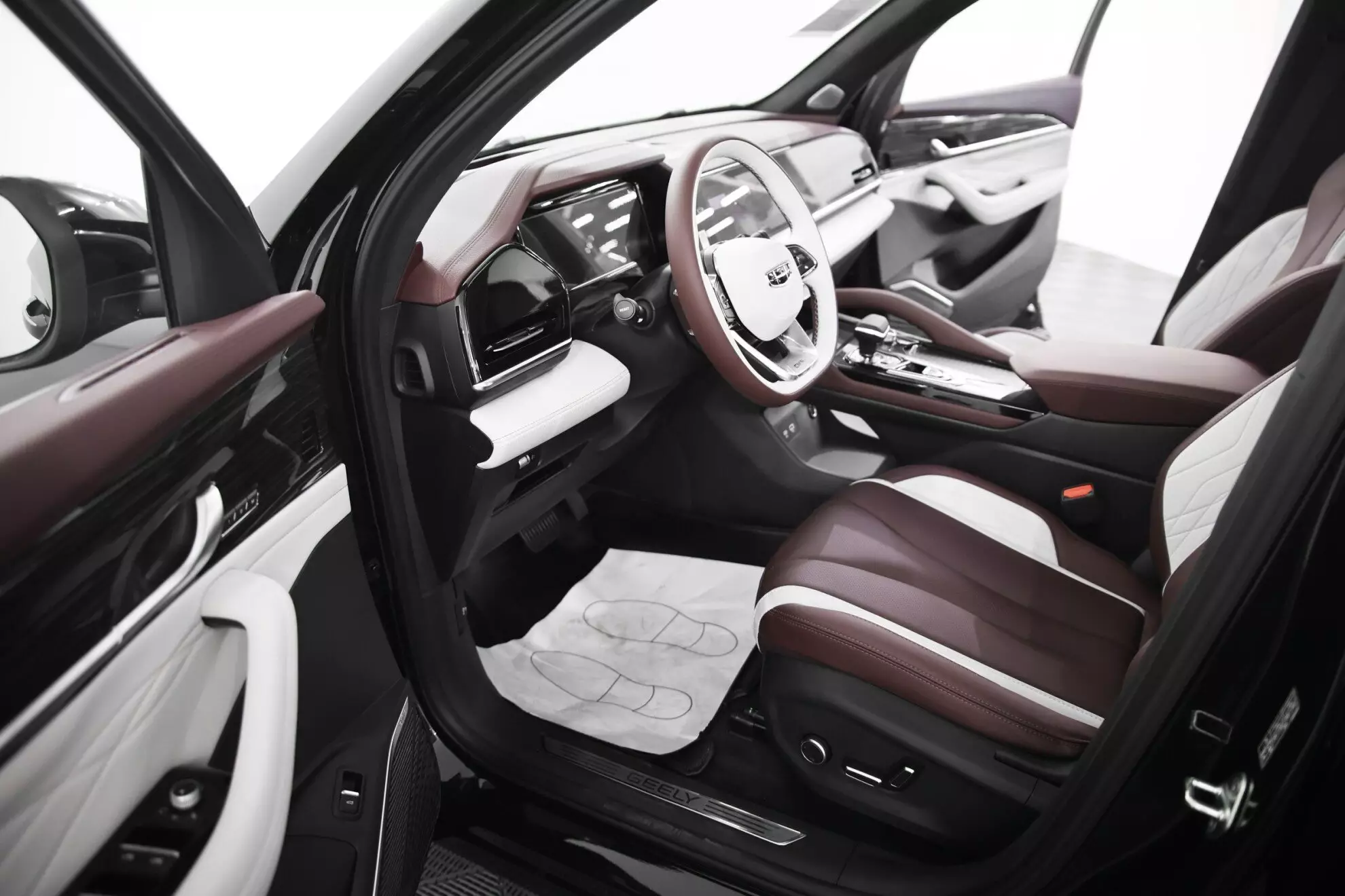 Автосалон: Geely Monjaro