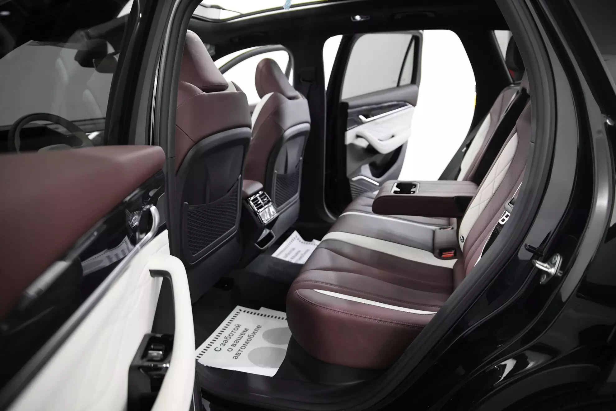 Автосалон: Geely Monjaro