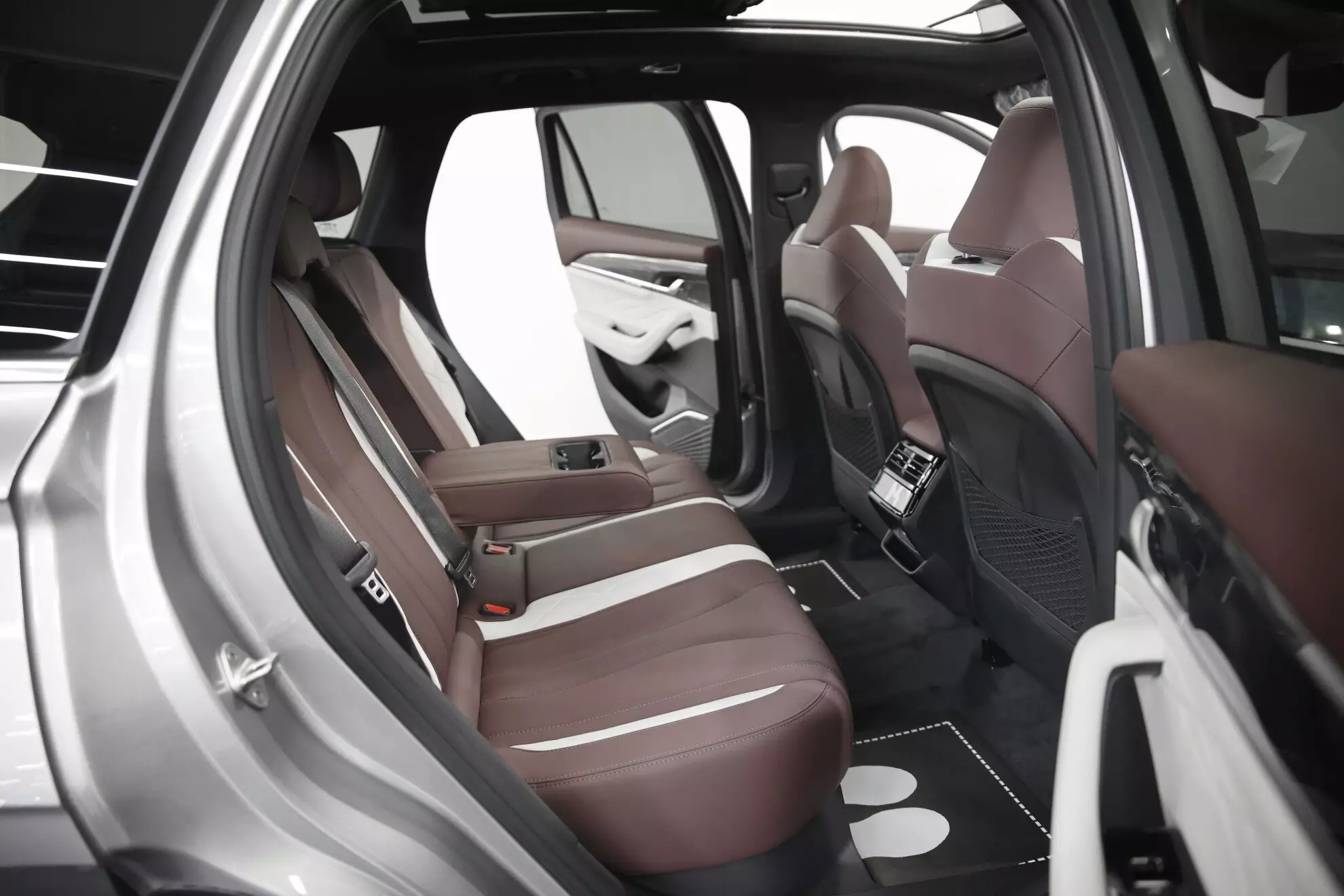 Автосалон: Geely Monjaro
