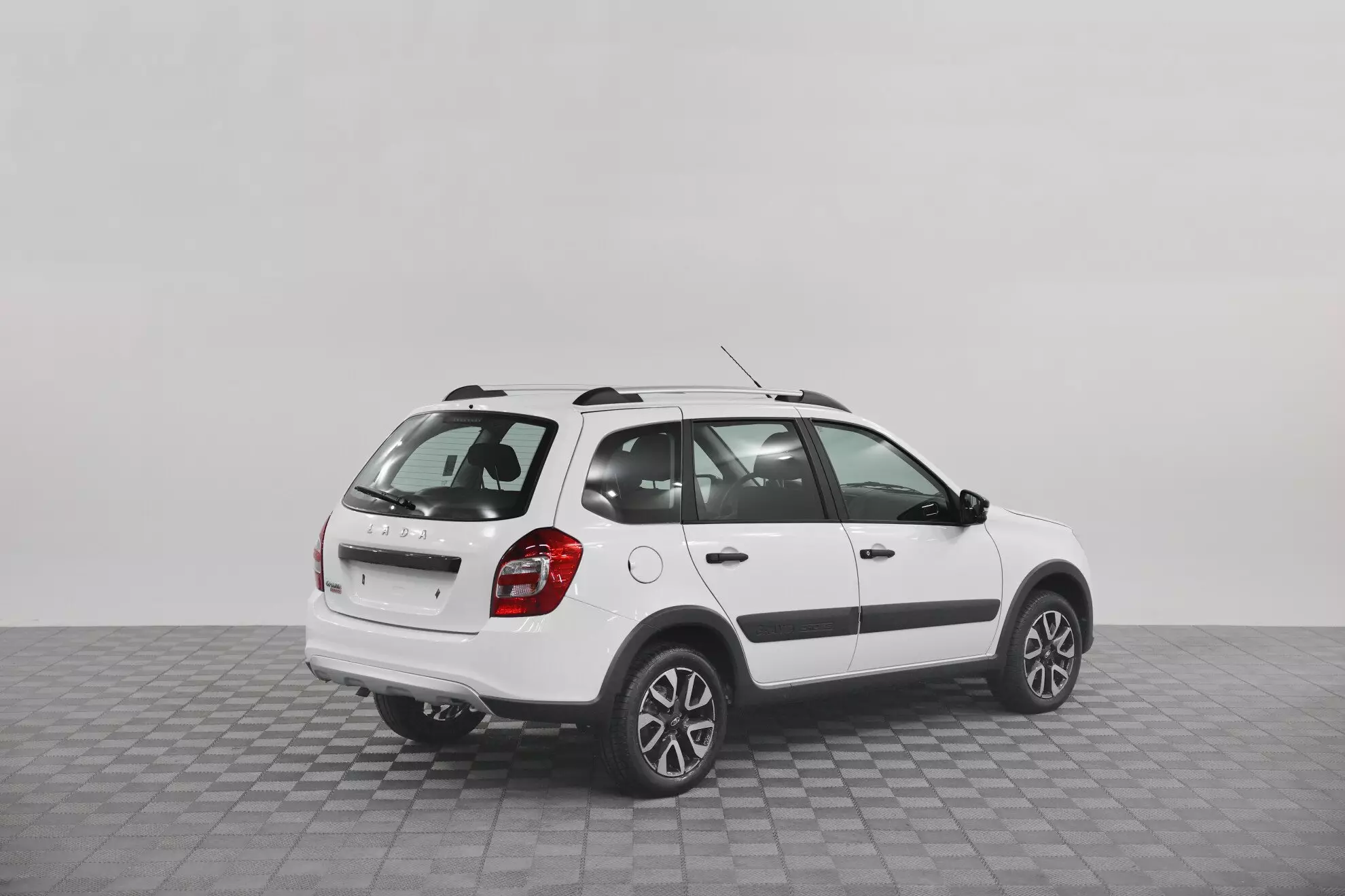 Автосалон: Lada Granta Cross